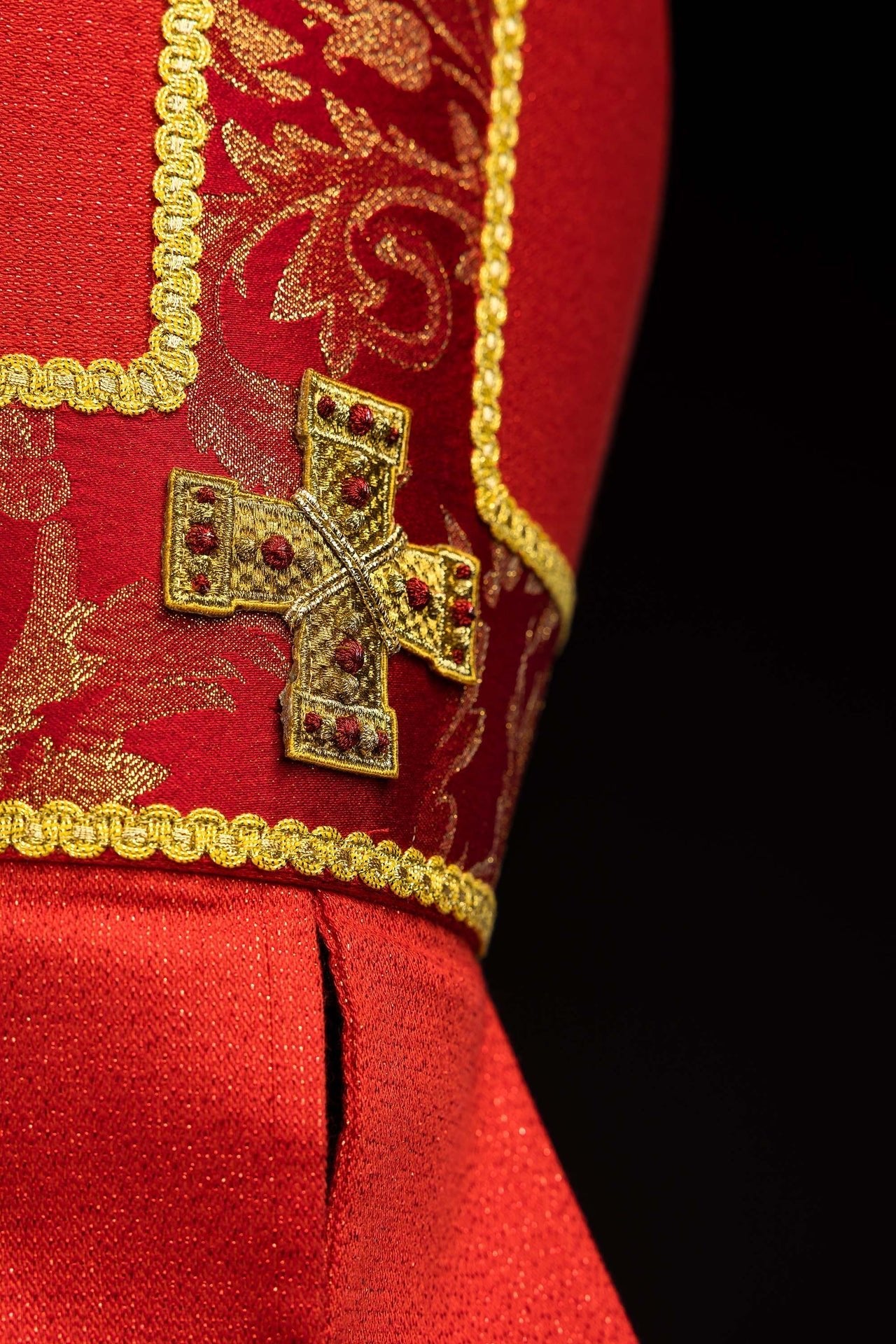 Red mitre embroidered with a cross decorated with jacquard fabric LE/9075/02-1 - CHASUBLES.COM