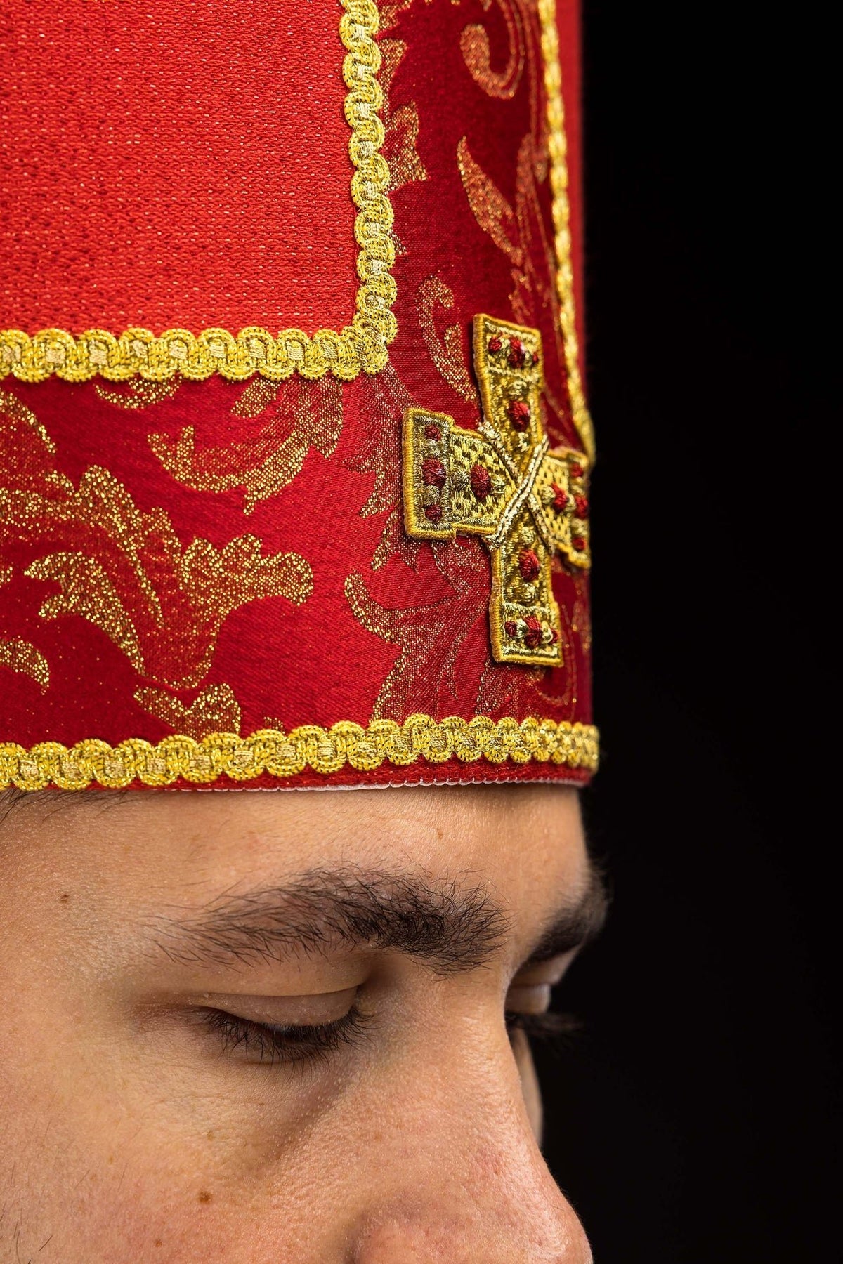 Red mitre embroidered with a cross decorated with jacquard fabric LE/9075/02-1 - CHASUBLES.COM