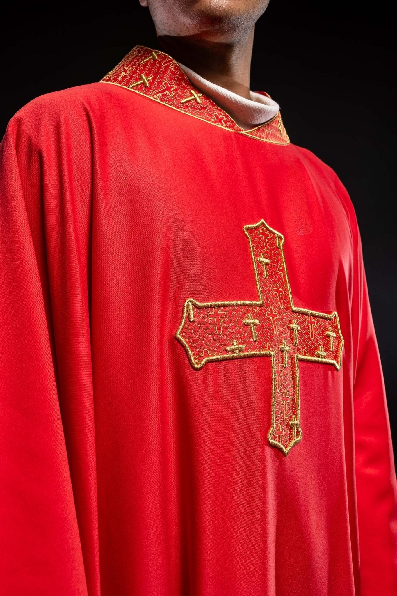 Red priest vestment with collar embroidered with gold crossess S - 7061 - 02 - 53 - HAFTINAUSA.COM