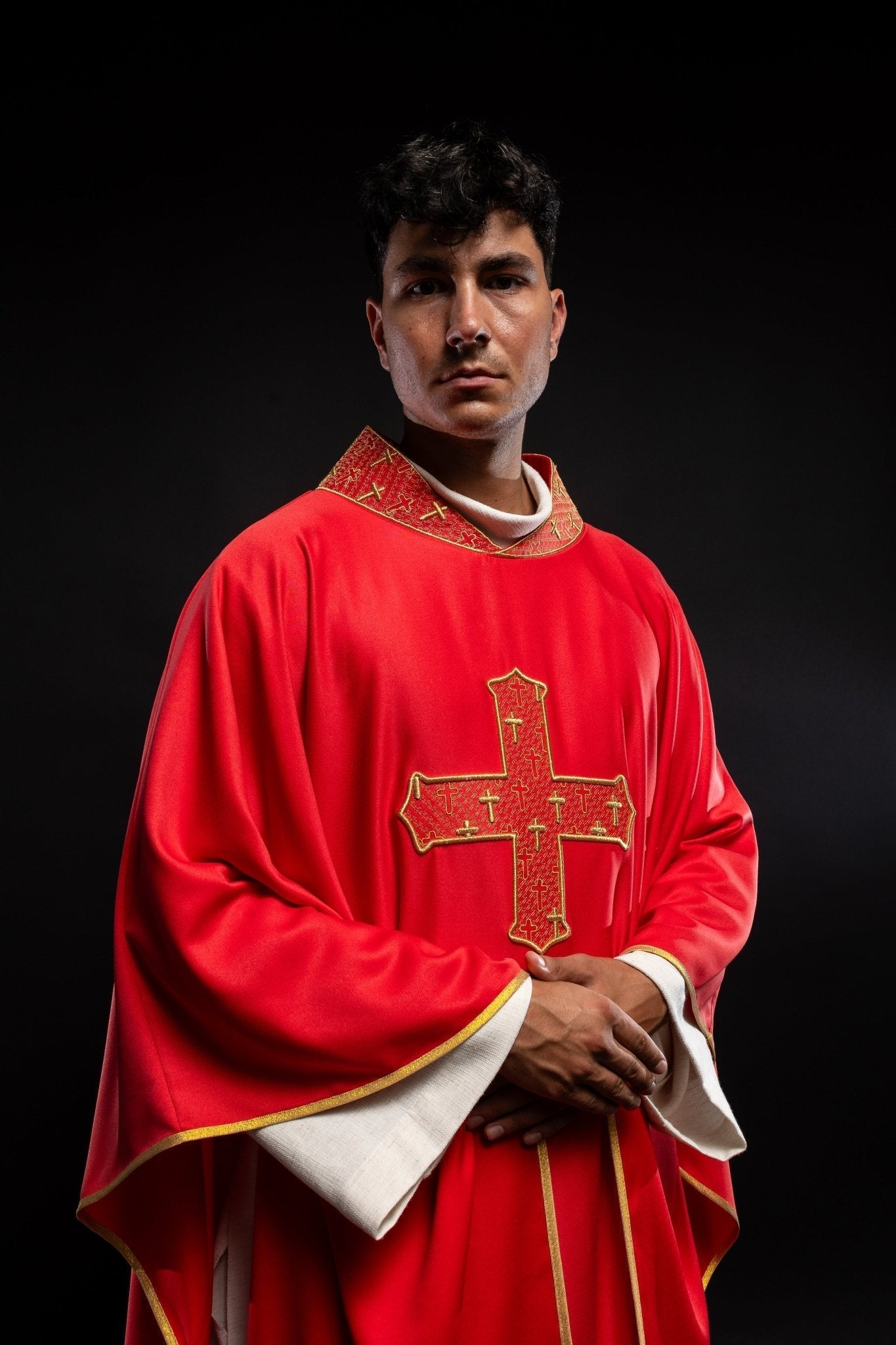 Red priest vestment with collar embroidered with gold crossess S - 7061 - 02 - 53 - HAFTINAUSA.COM