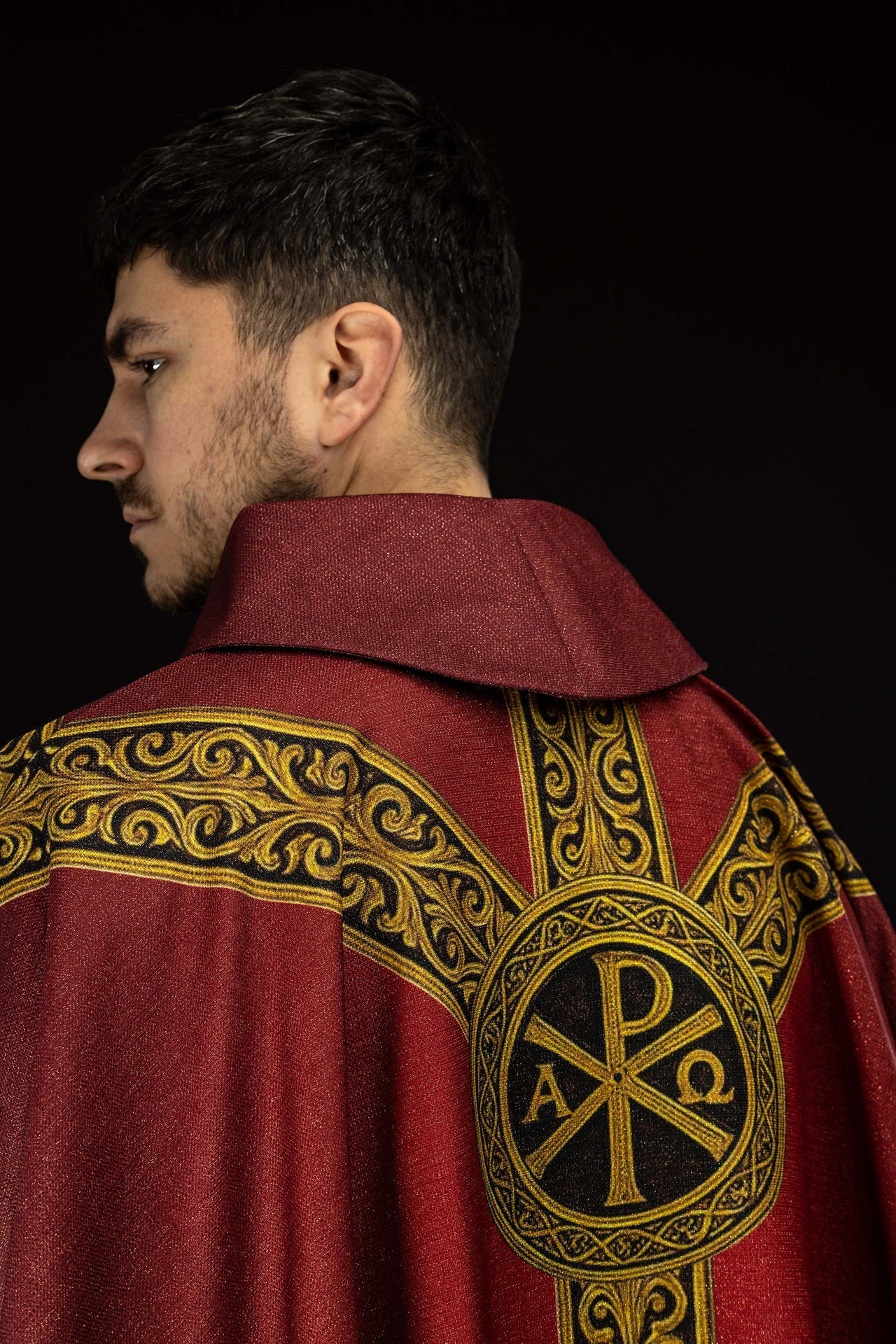 Red printed Pax chasuble with rich gold ornamentation KOD/7009/02/40 - CHASUBLES.COM