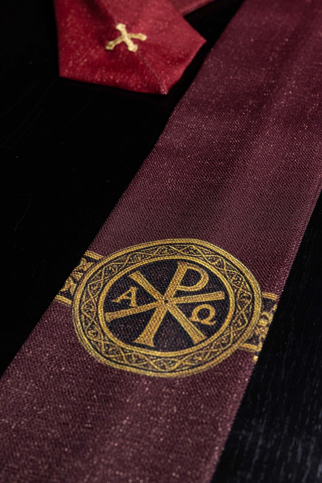 Red printed Pax chasuble with rich gold ornamentation KOD/7009/02/40 - CHASUBLES.COM