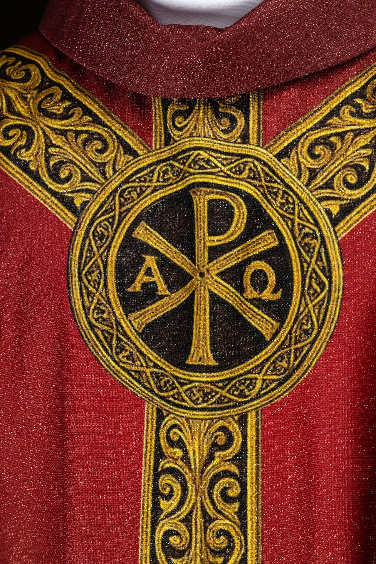 Red printed Pax chasuble with rich gold ornamentation KOD/7009/02/40 - CHASUBLES.COM