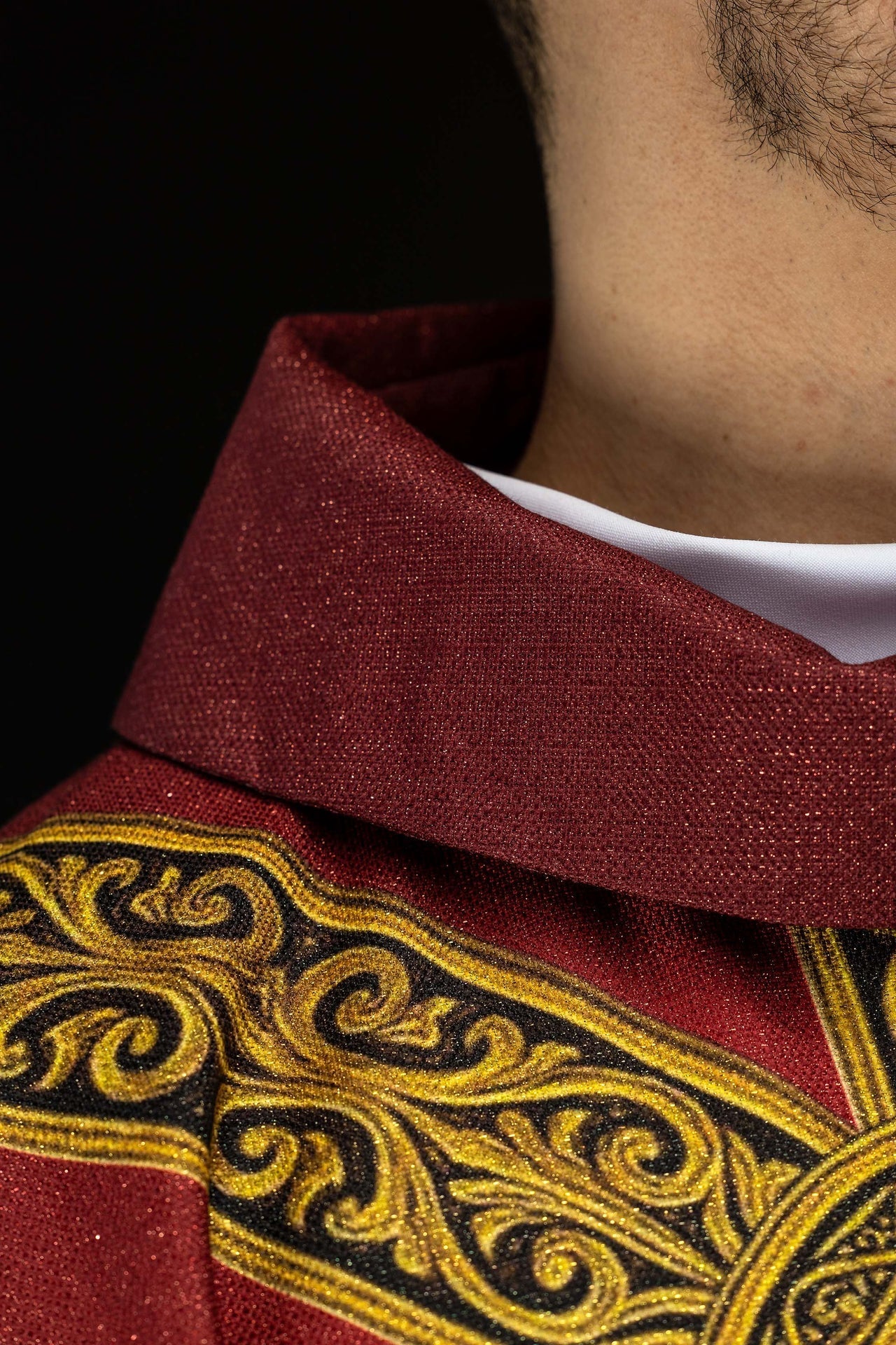 Red printed Pax chasuble with rich gold ornamentation KOD/7009/02/40 - CHASUBLES.COM