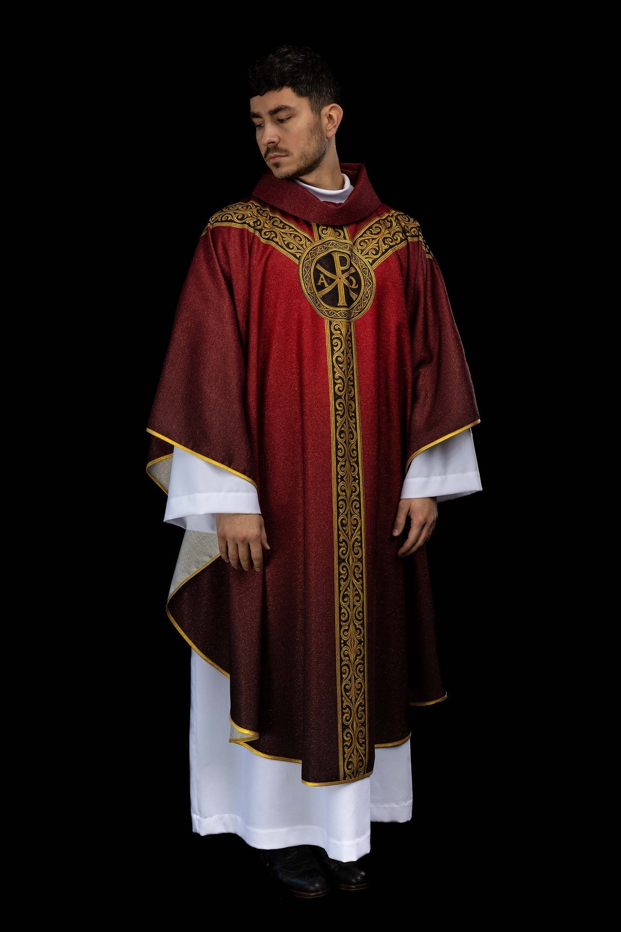 Red printed Pax chasuble with rich gold ornamentation KOD/7009/02/40 - CHASUBLES.COM