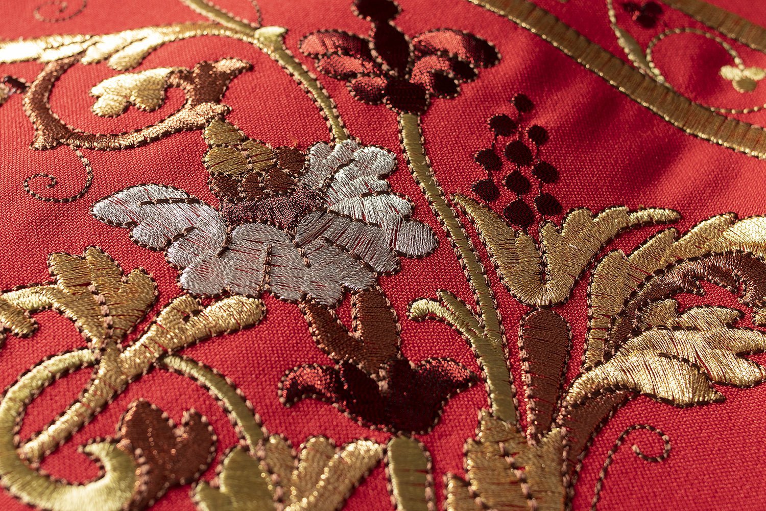 Red Roman Chasuble embroidered with the motif of IHS KOR/200/02/01 CZERWONY - HAFTINAUSA.COM