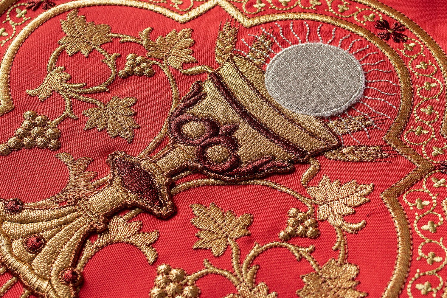 Red Roman Chasuble embroidered with the motif of the Sacred Heart of Jesus KOR/199/02/01 - HAFTINAUSA.COM