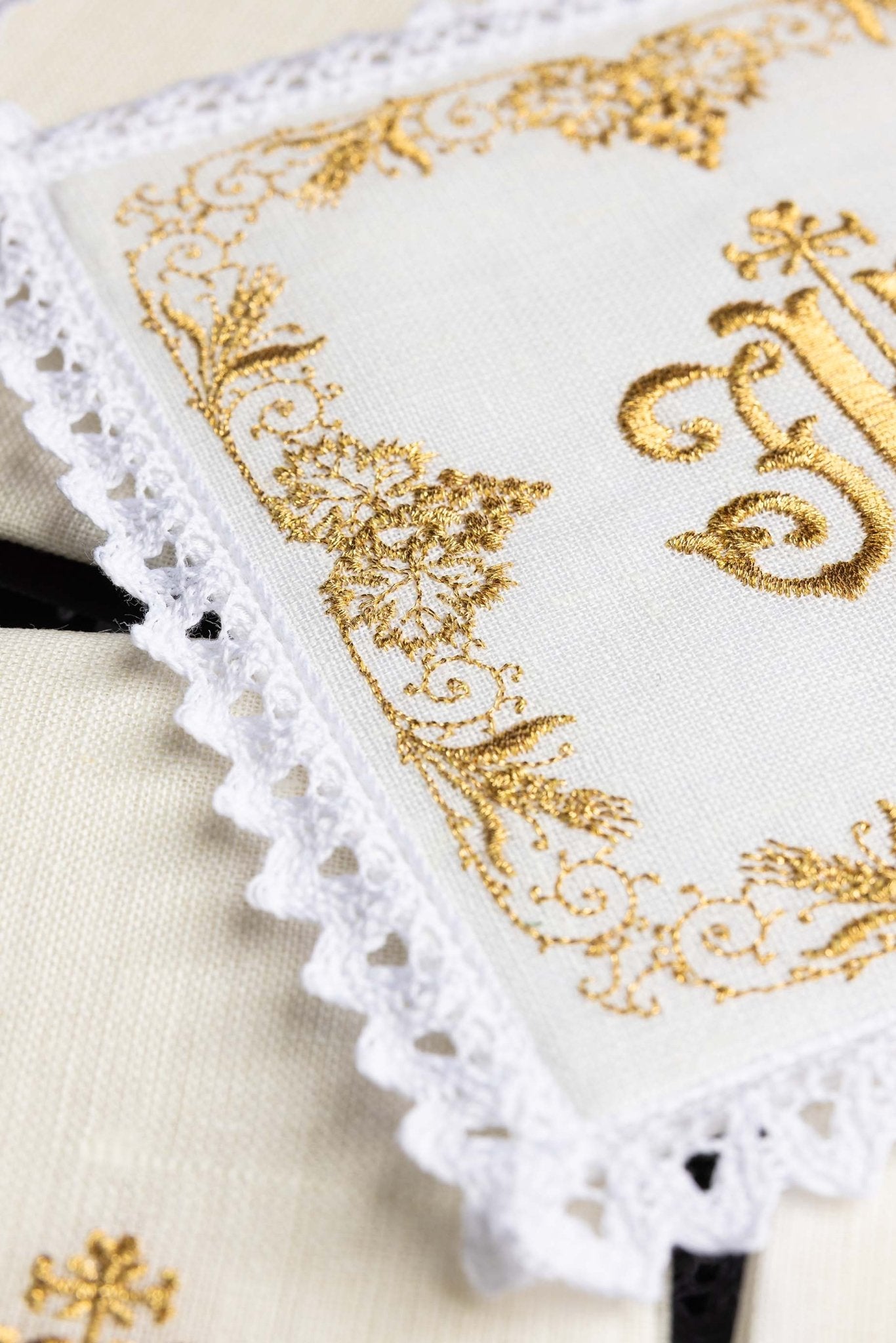 Richly decorated linen chalices set linen IHS KKL/049 - CHASUBLES.COM