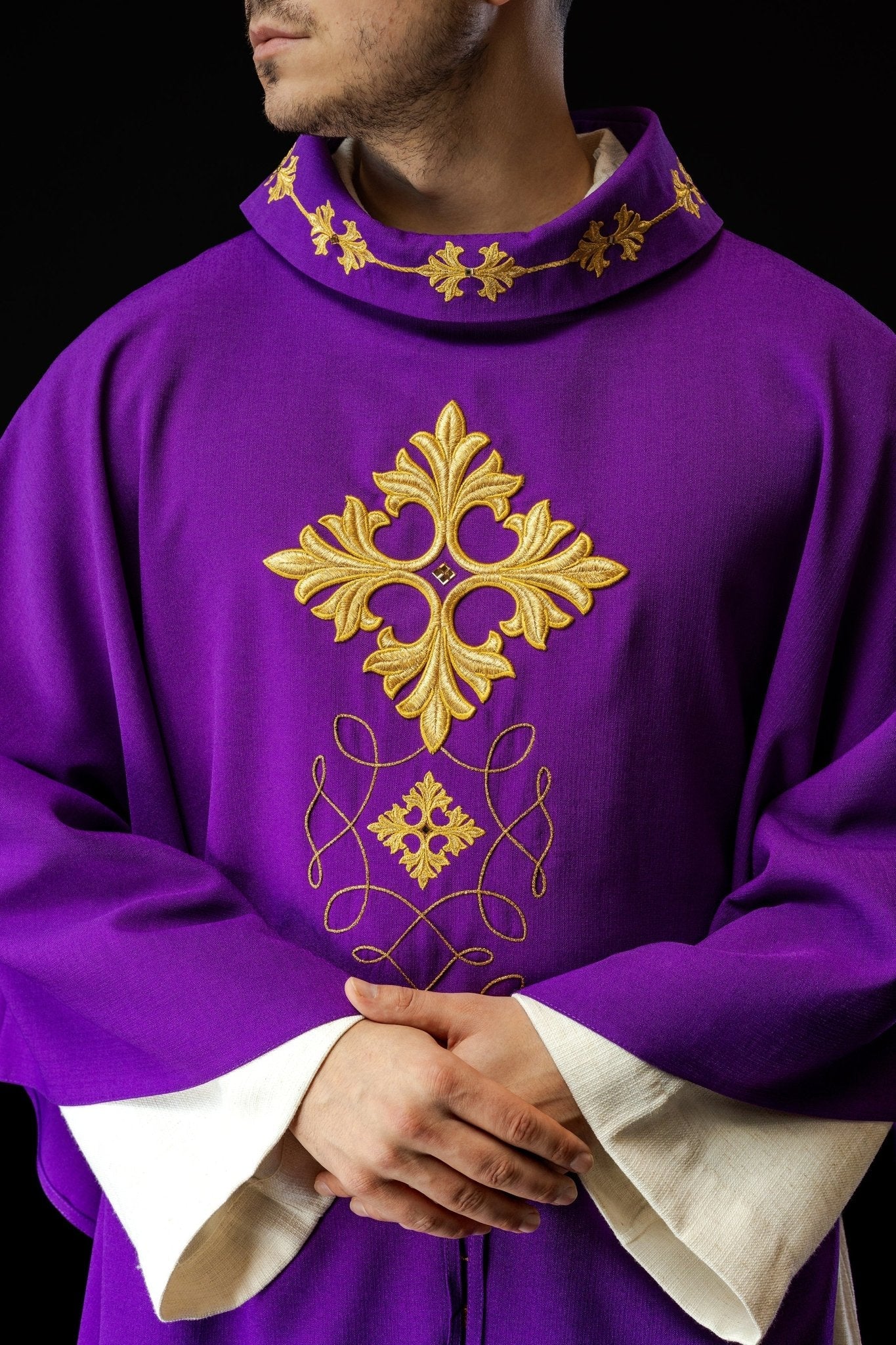 Richly embroidered chasuble with cord and stones LE/7018/03 - HAFTINAUSA.COM