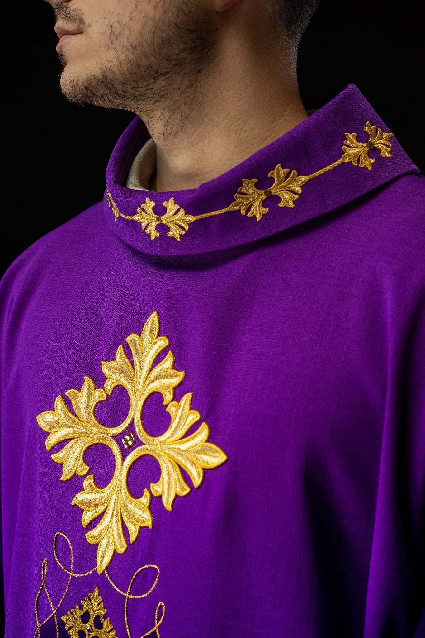 Richly embroidered chasuble with cord and stones LE/7018/03 - HAFTINAUSA.COM