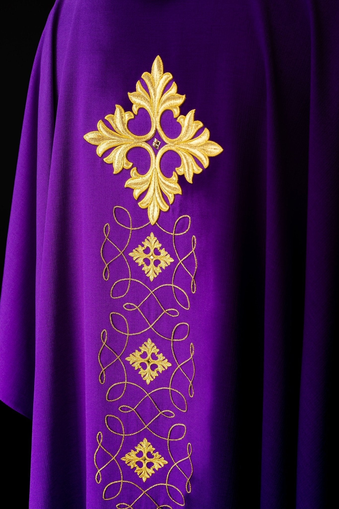 Richly embroidered chasuble with cord and stones LE/7018/03 - HAFTINAUSA.COM