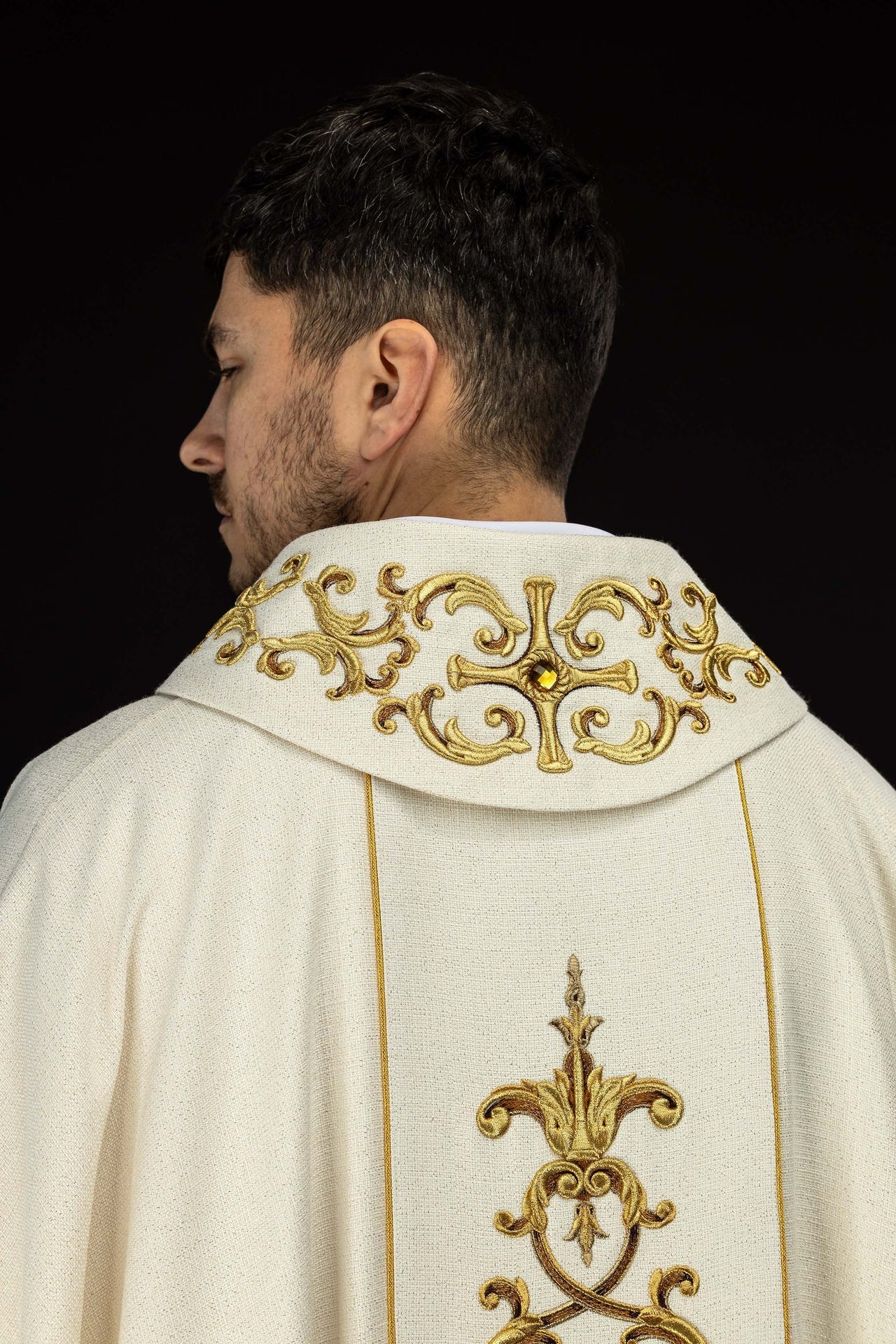 Richly embroidered chasuble with the image of Our Lady of the Rosary KOW2/045/05/71 - CHASUBLES.COM