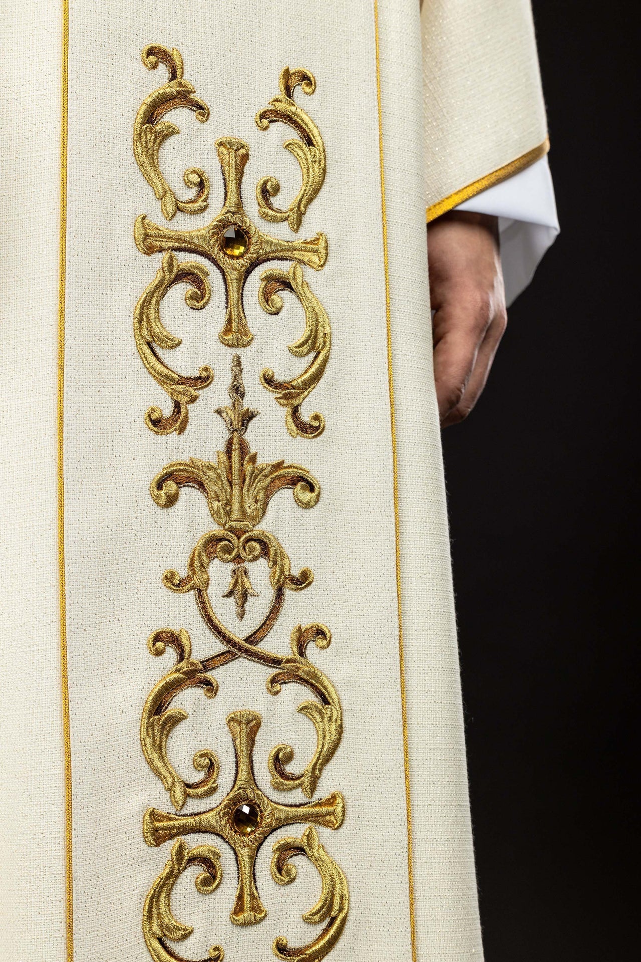 Richly embroidered chasuble with the image of Our Lady of the Rosary KOW2/045/05/71 - CHASUBLES.COM
