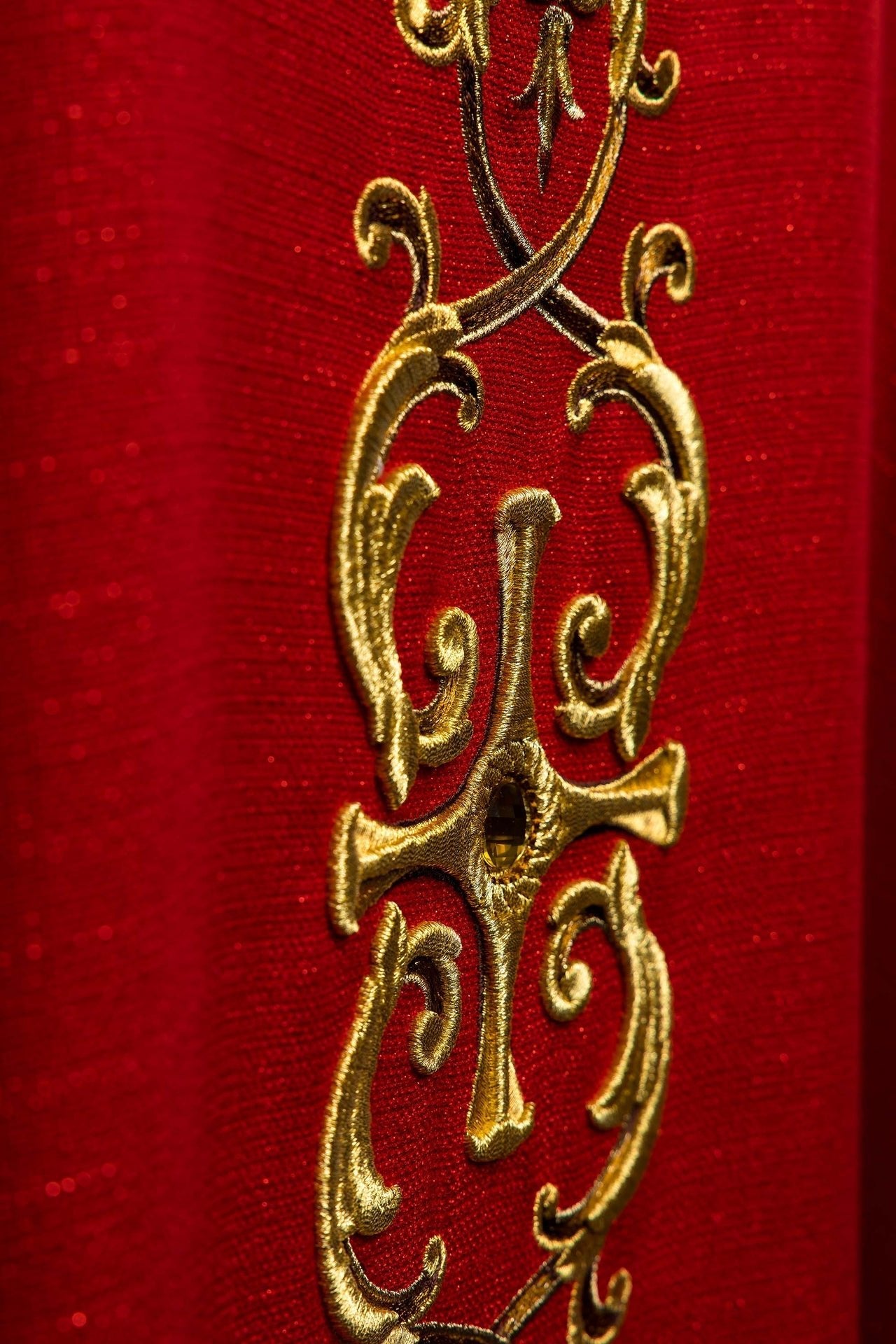 Richly embroidered chasuble with the image of Saint Peter red KOW2/040/02/71 - CHASUBLES.COM