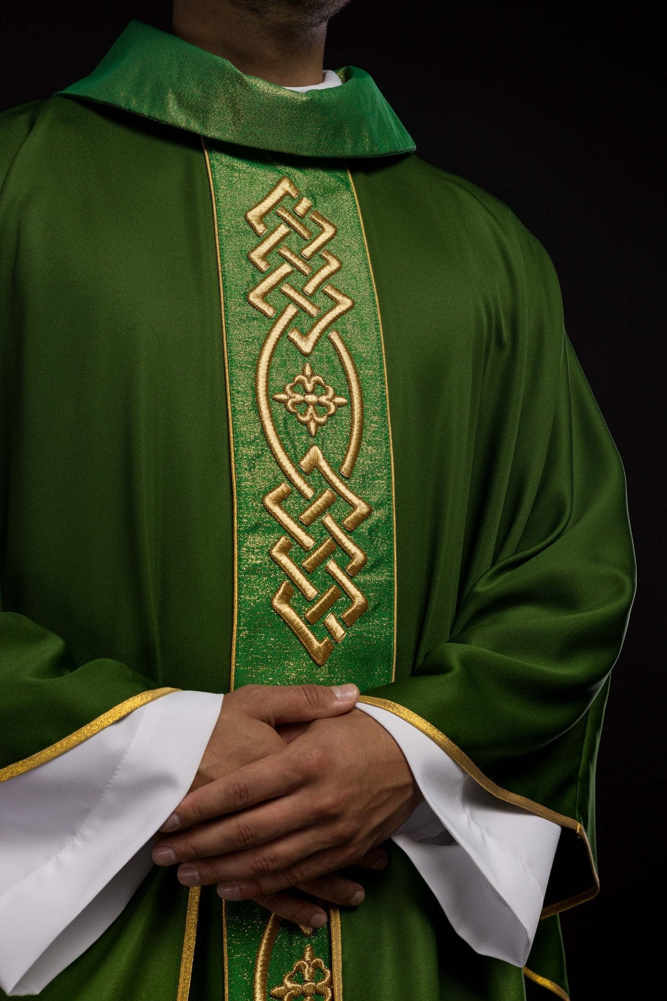 Richly embroidered green chasuble KOR/266/01/53 - HAFTINAUSA.COM