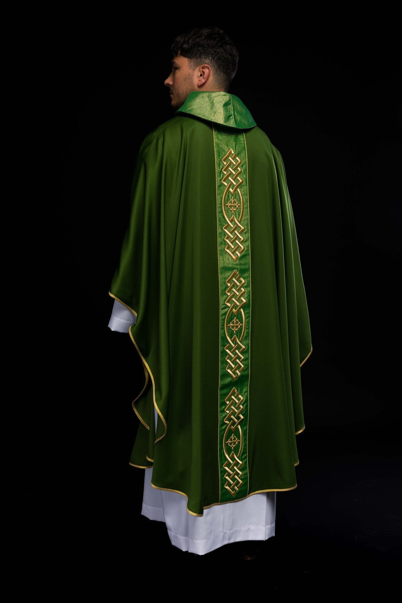 Richly embroidered green chasuble KOR/266/01/53 - HAFTINAUSA.COM