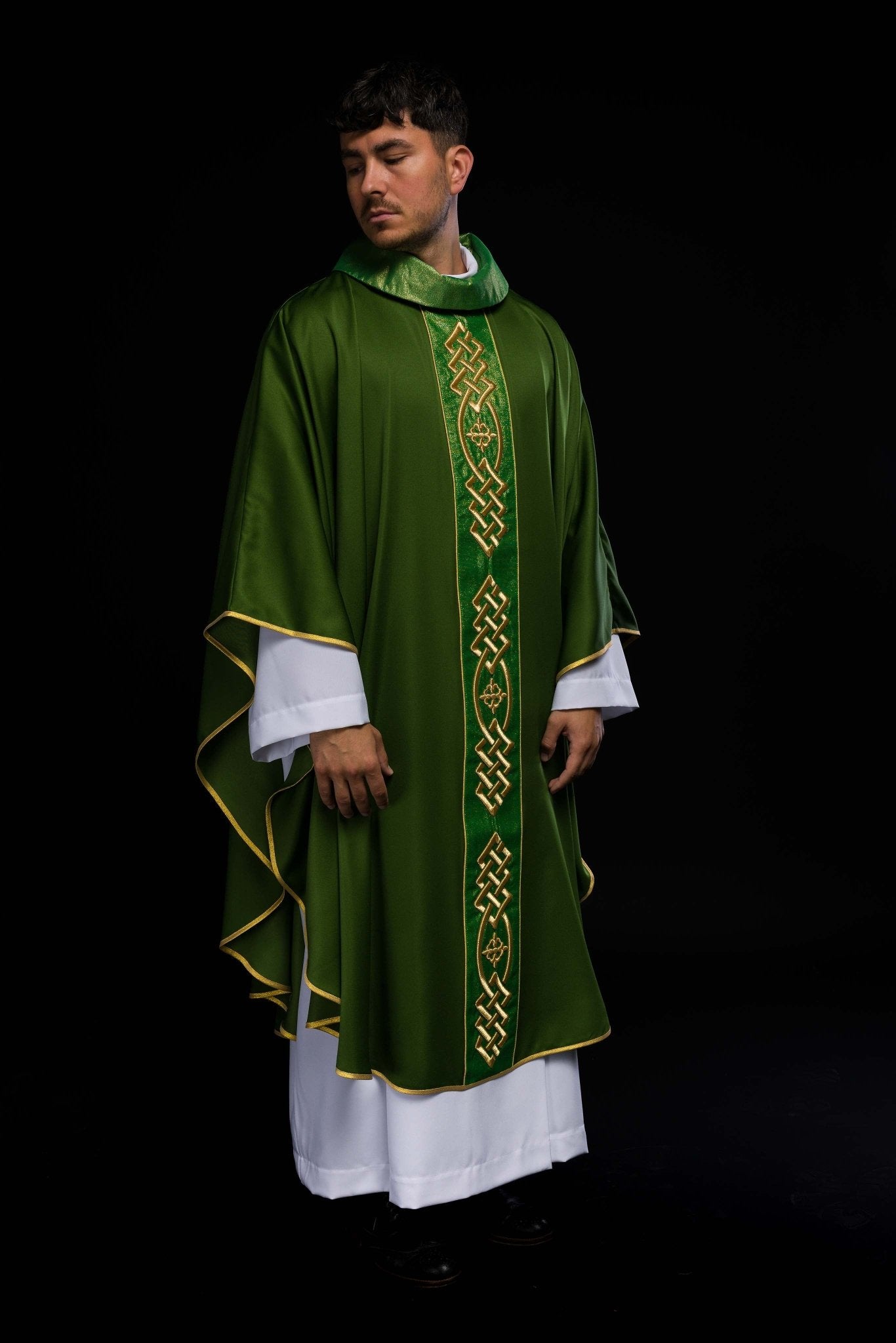 Richly embroidered green chasuble KOR/266/01/53 - HAFTINAUSA.COM