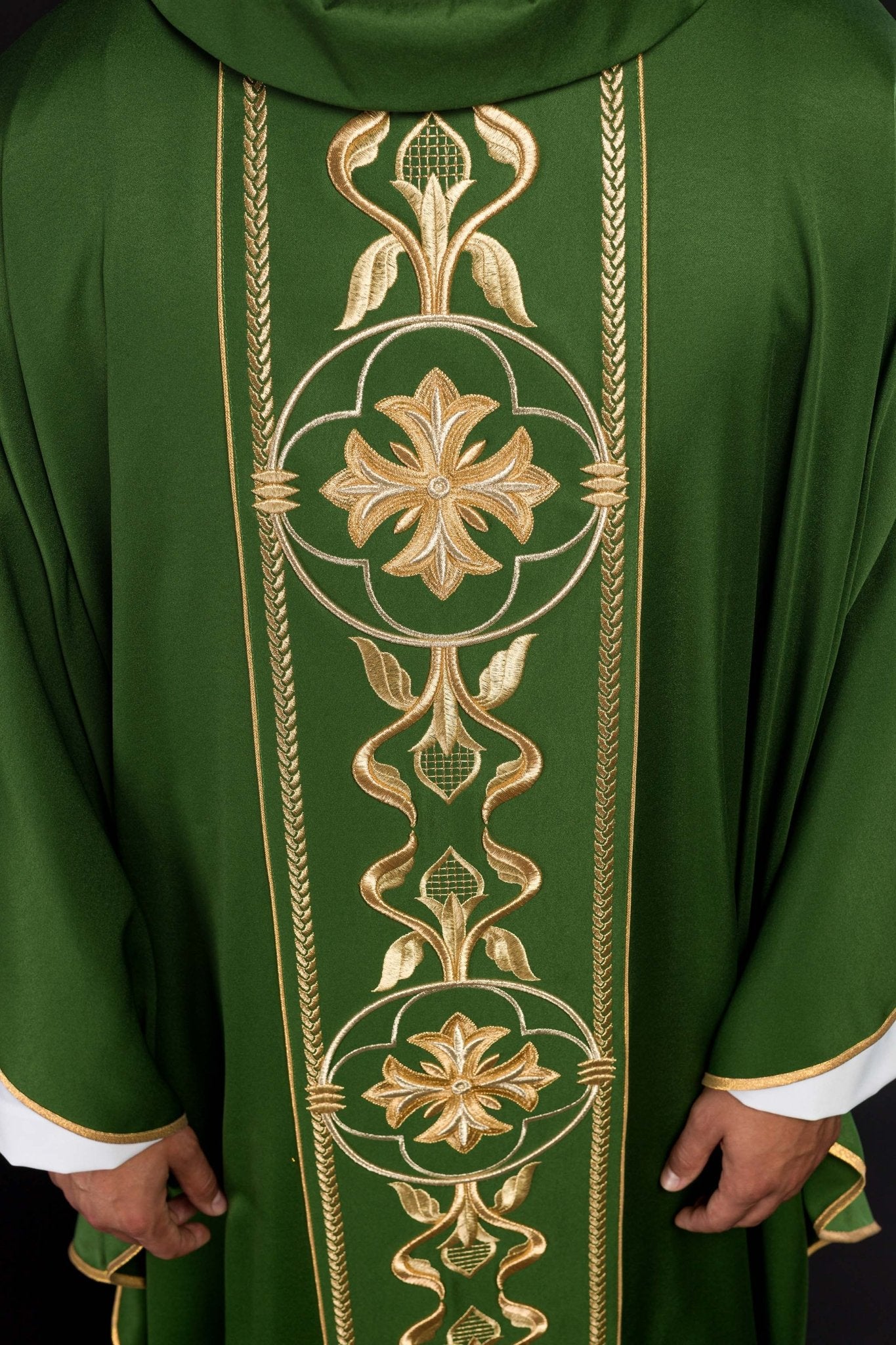 Richly embroidered green chasuble KOR/267/01/53 - CHASUBLES.COM