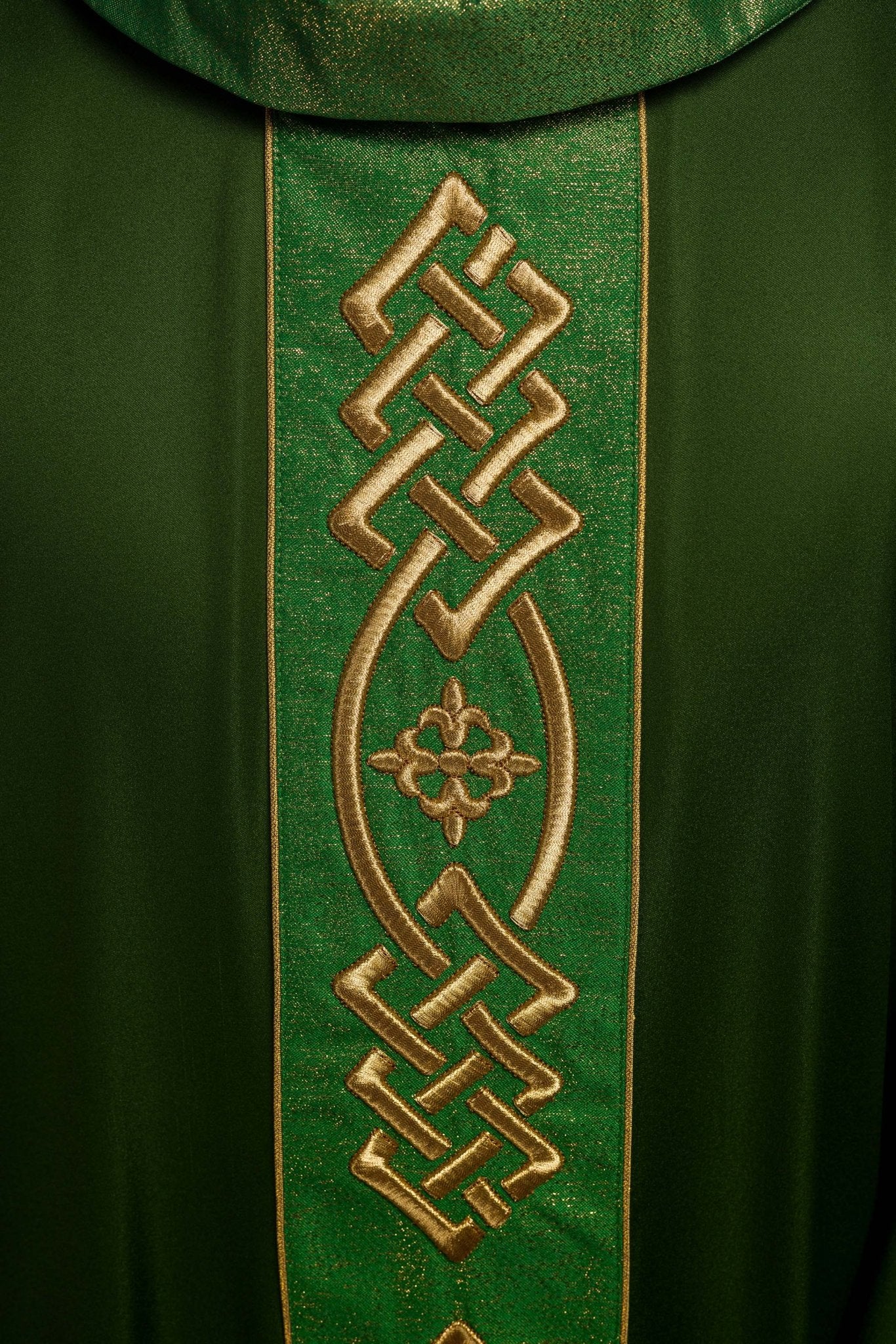 Richly embroidered green chasuble KOR/266/01/53 - HAFTINAUSA.COM