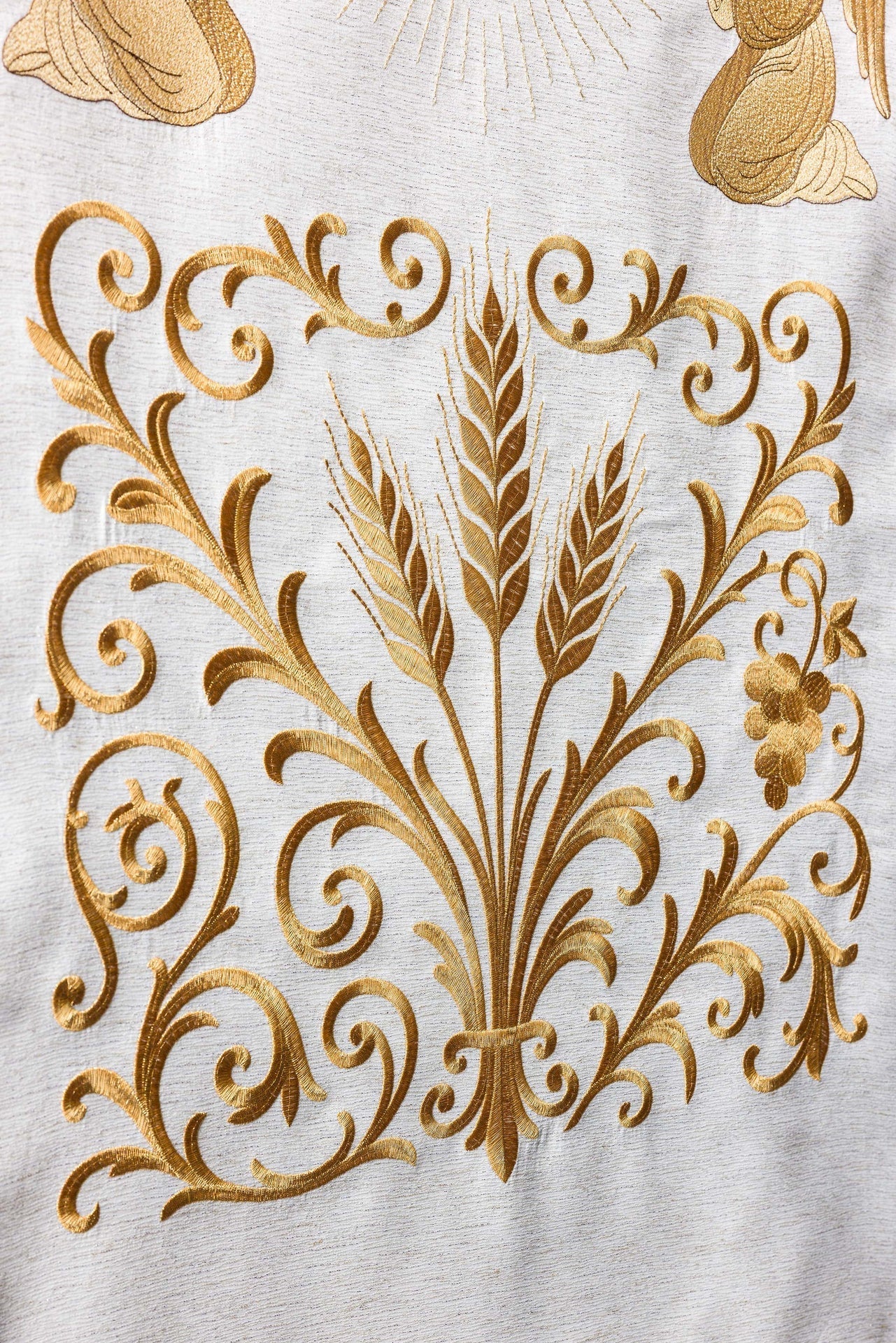 Richly embroidered IHS lectern cloth in ecru LE/8048/05 55*250 - CHASUBLES.COM