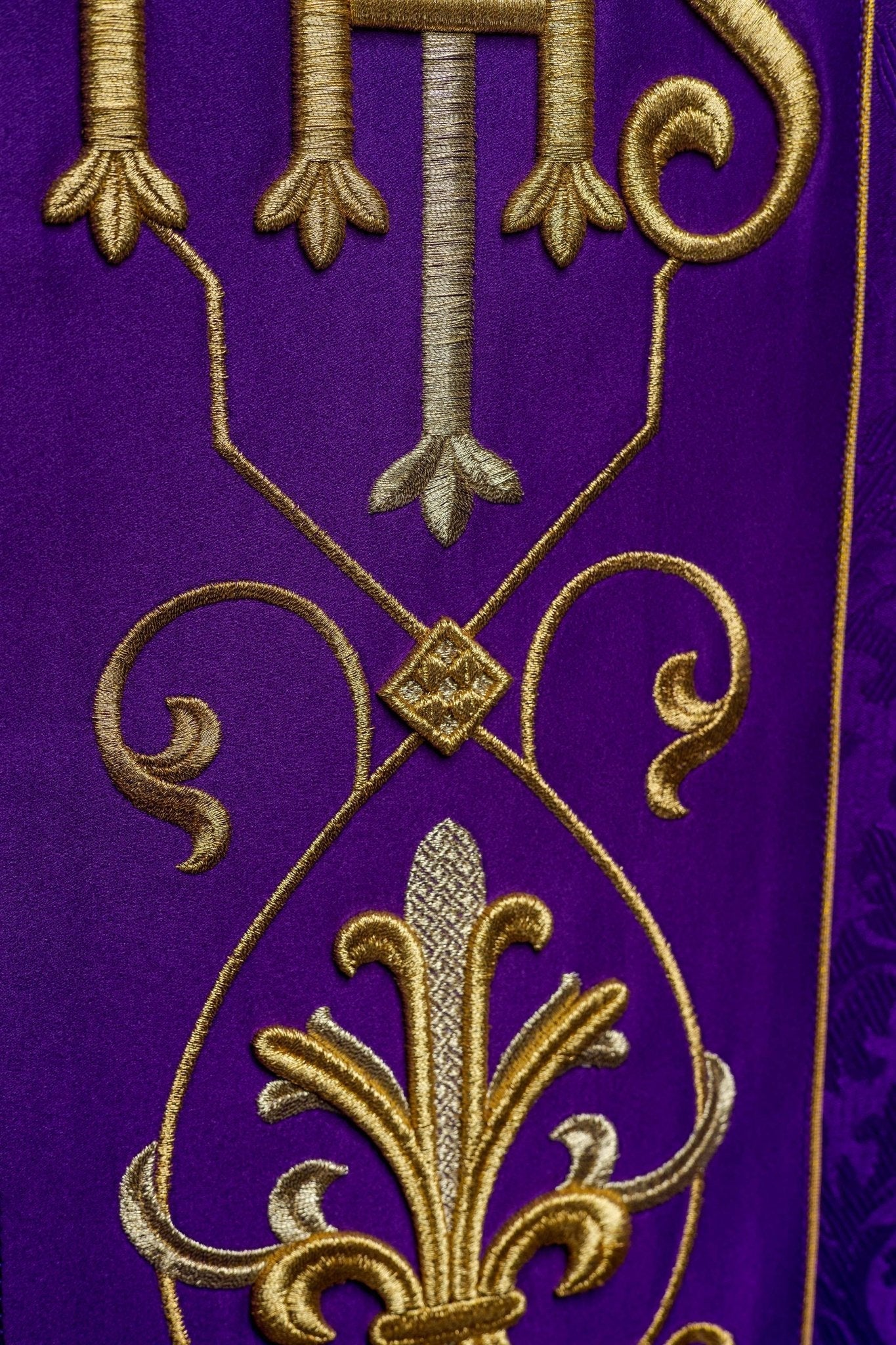 Richly embroidered purple IHS chasuble KOR/268/03/67 - HAFTINAUSA.COM