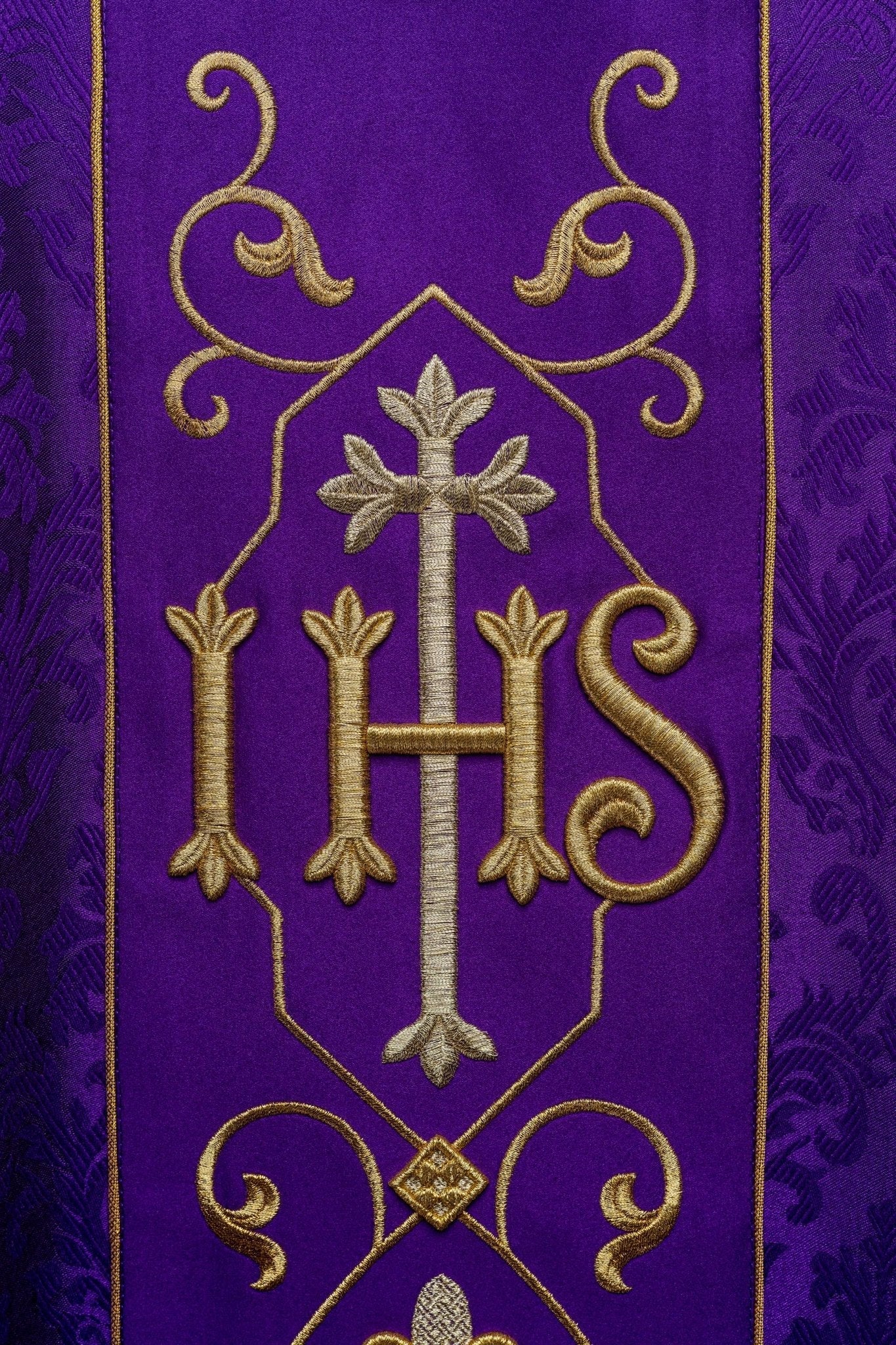 Richly embroidered purple IHS chasuble KOR/268/03/67 - HAFTINAUSA.COM