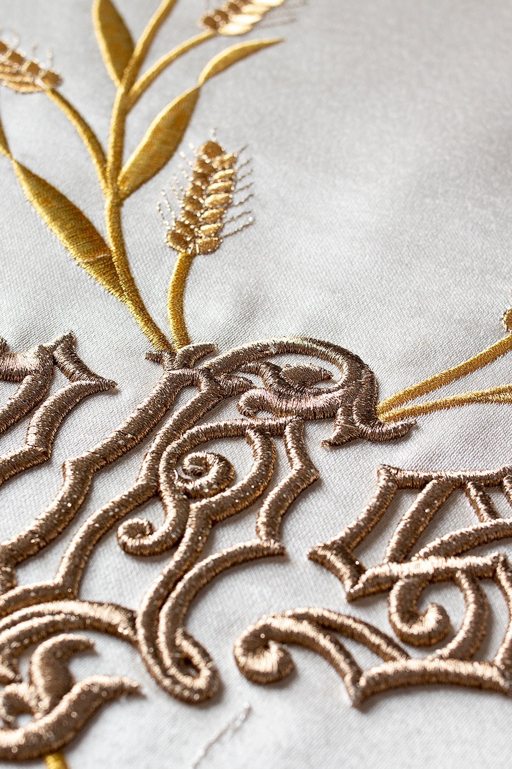 Roman Chasuble IHS with the motif of ears of wheat and grapes in ecru KOR/122/05/20 ECRU SAT. - HAFTINAUSA.COM