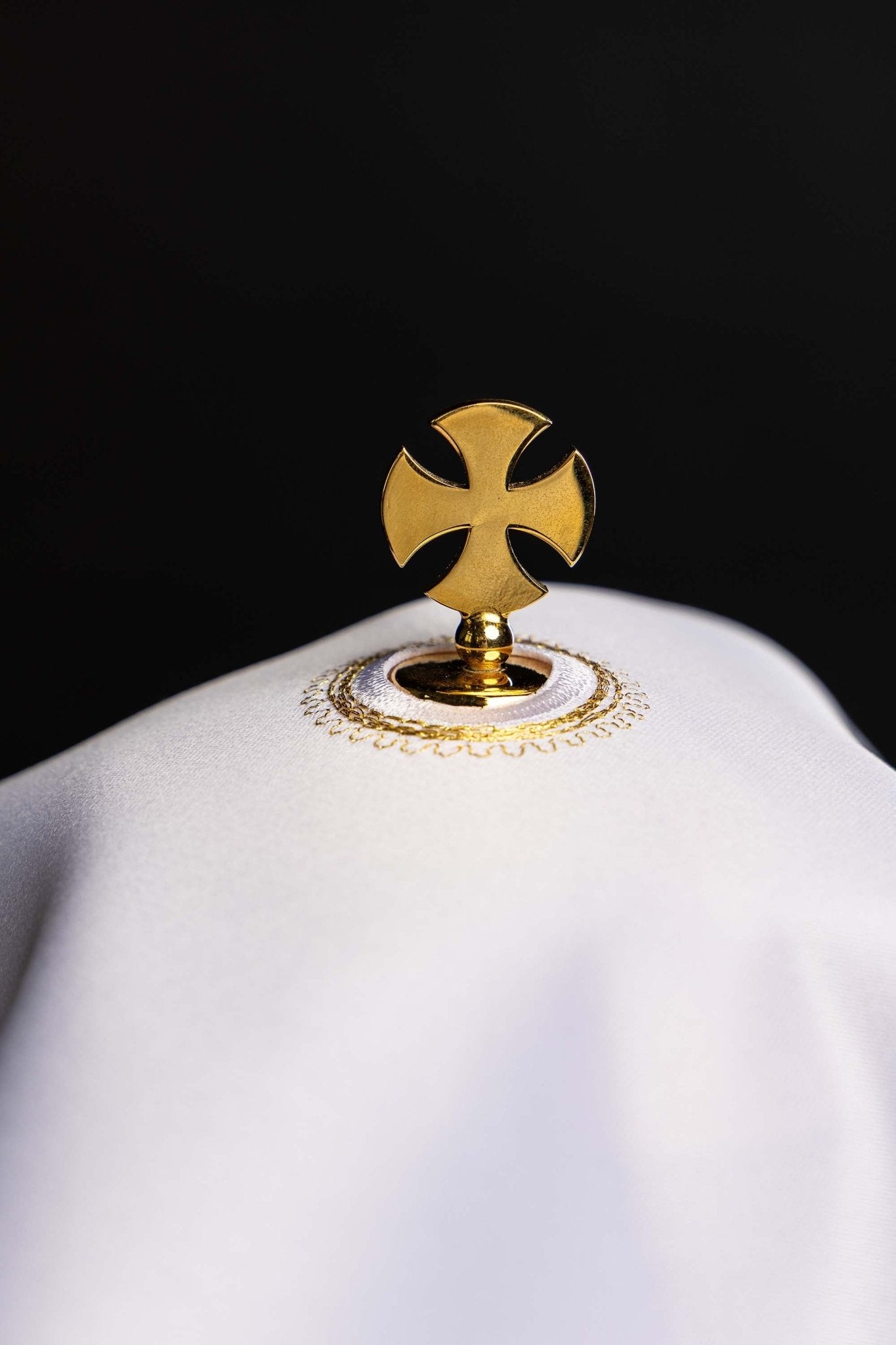 Round veil for the pyx with embroidered IHS motif KWE/029/O/04 53cm BIAŁY - CHASUBLES.COM