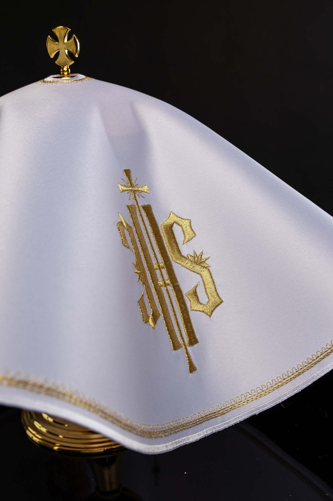 Round veil for the pyx with embroidered IHS motif KWE/029/O/04 53cm BIAŁY - CHASUBLES.COM