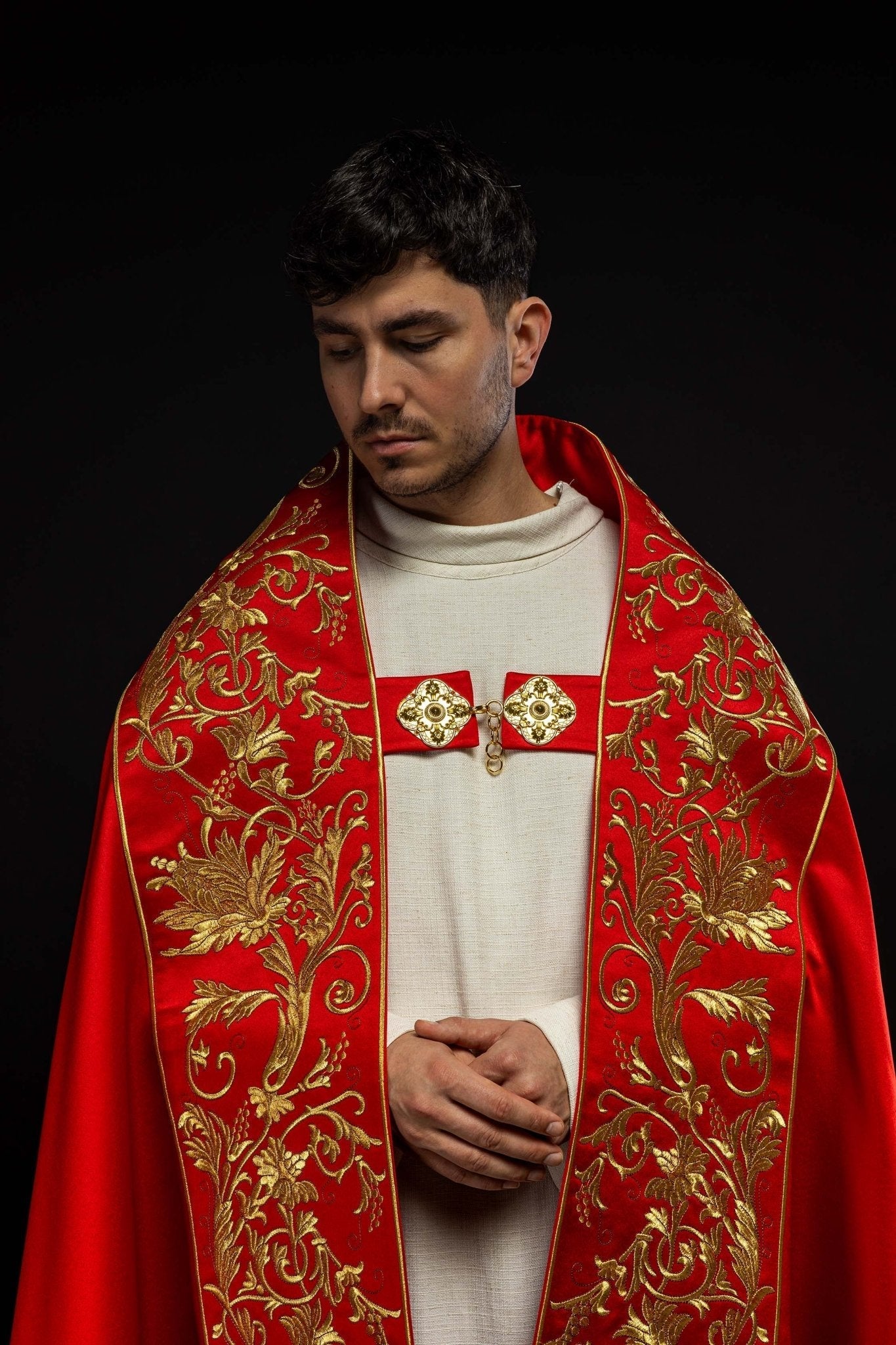 Satin Roman cape, red, with embroidered heart of Jesus KKP/026/02/20 150 cm - HAFTINAUSA.COM