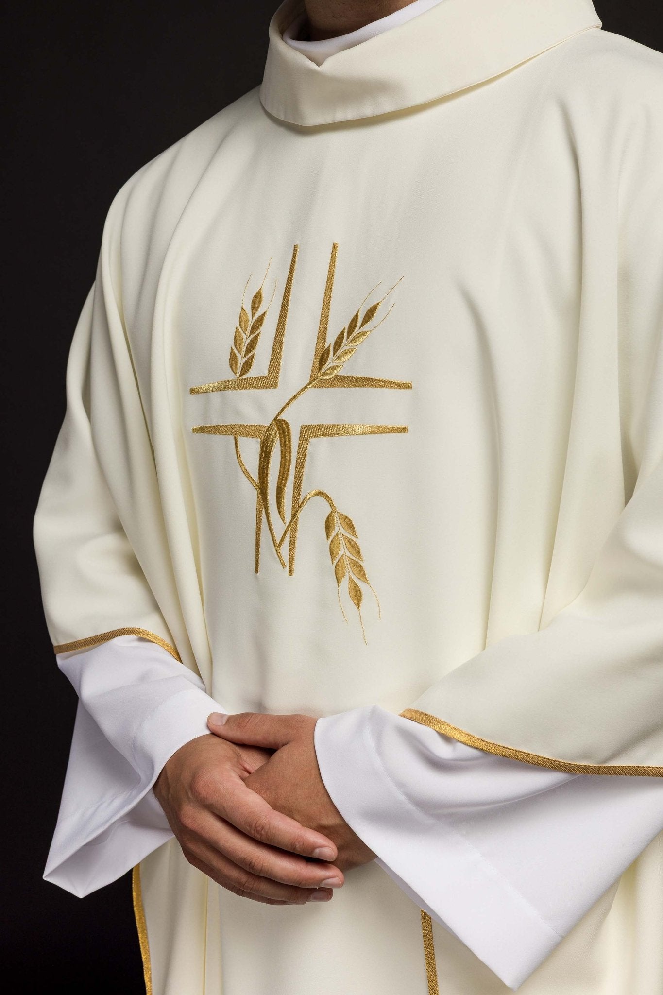 Simple ecru chasuble with golden embroidery KOR/016/05/12 ECRU - HAFTINAUSA.COM