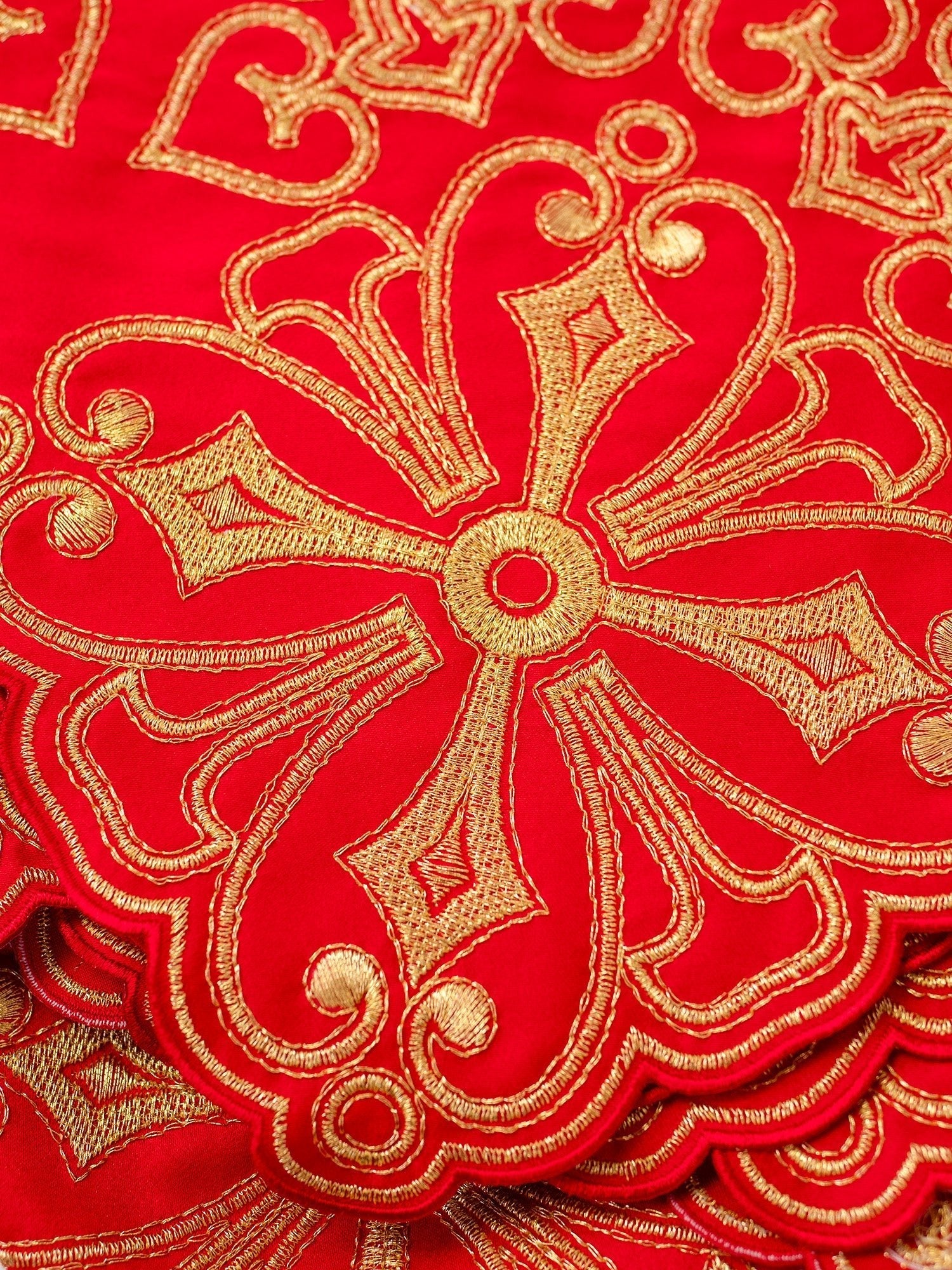 Trimmings with front embroidery Rosette in red KOM/038/02 22cm 3,5m - HAFTINAUSA.COM