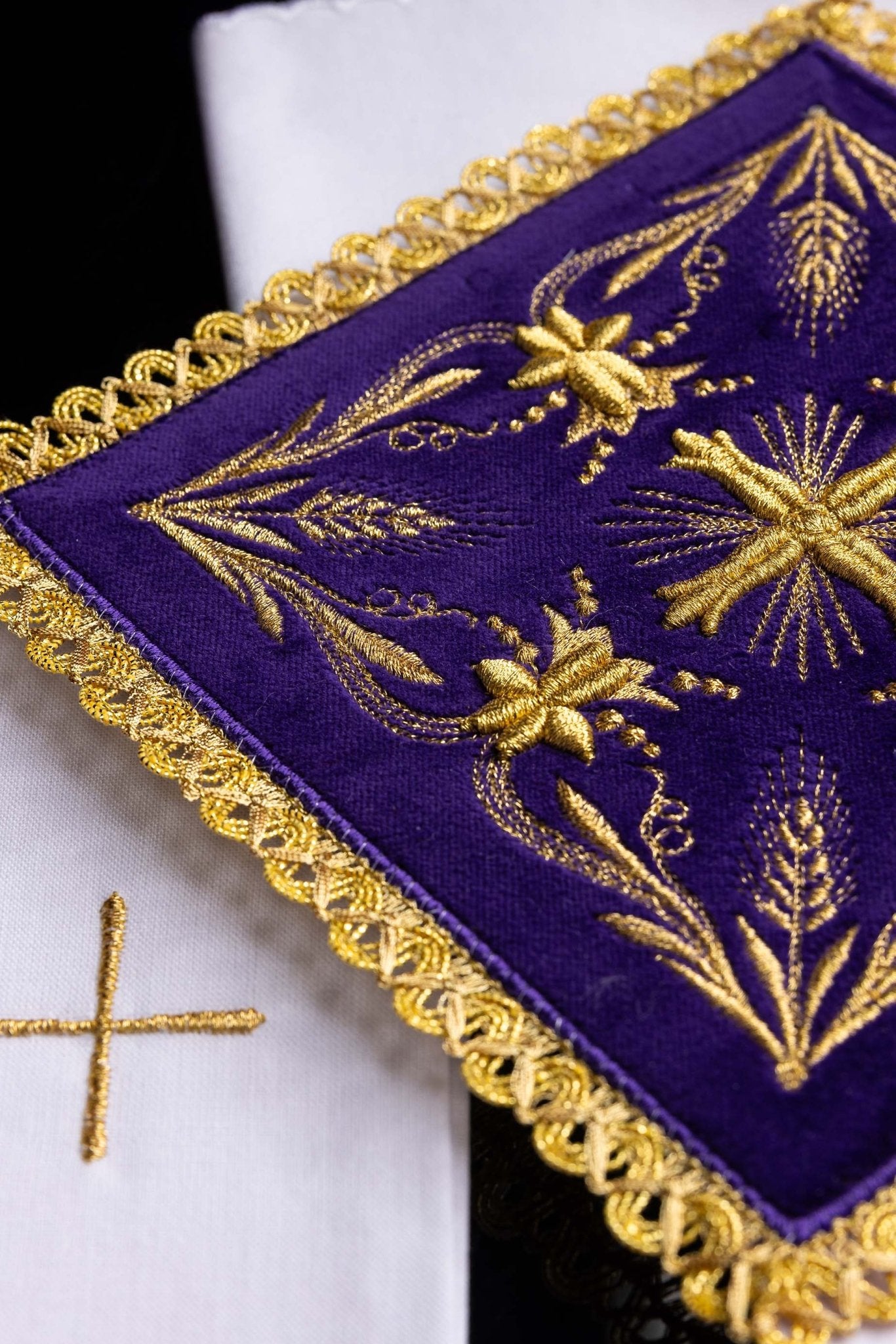 Velvet chalice linens set with gold cross embroidery KK/5001/C4 - CHASUBLES.COM