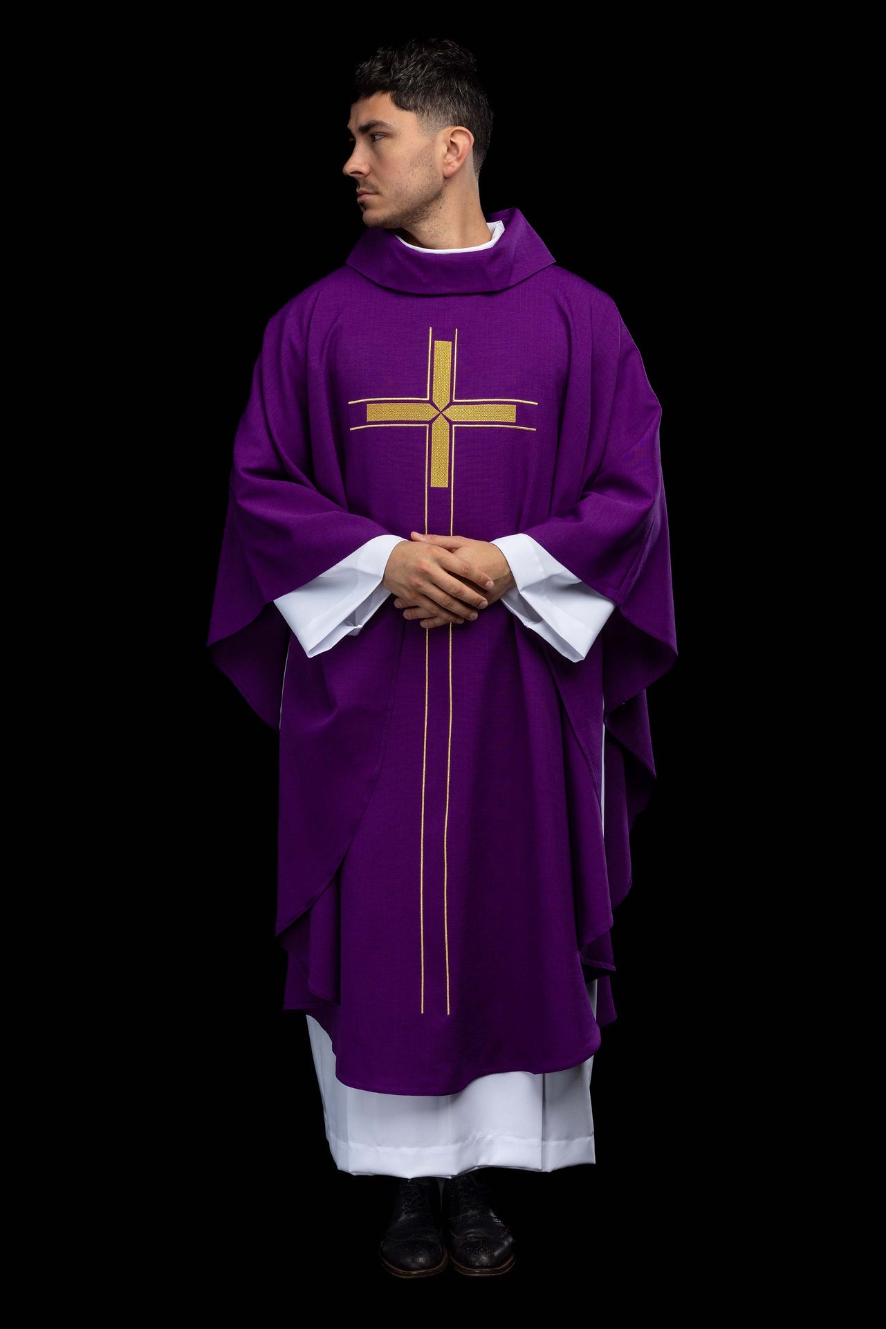 Violet liturgical chasuble with an embroidered cross motif LE/7019/03 - CHASUBLES.COM