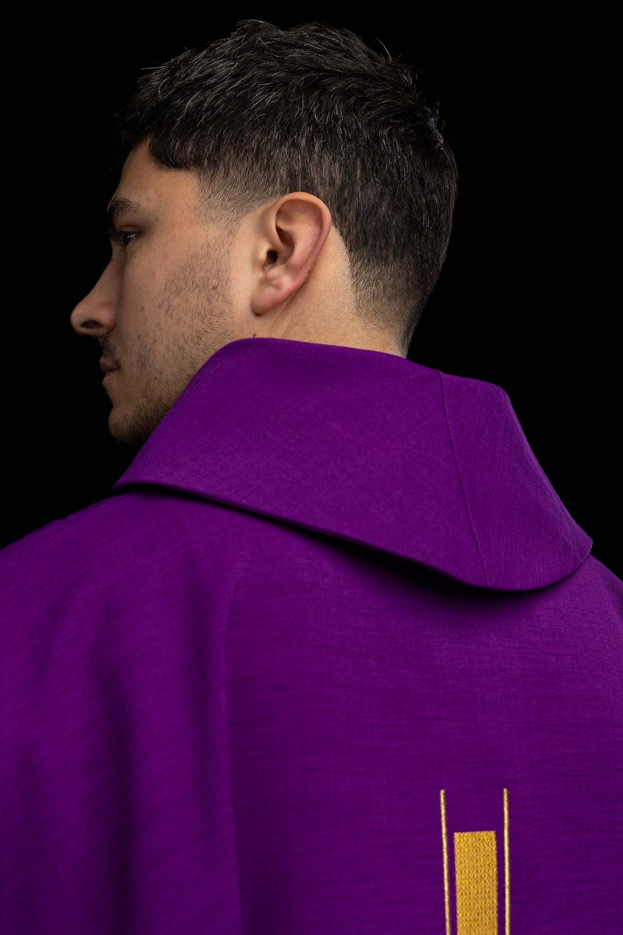 Violet liturgical chasuble with an embroidered cross motif LE/7019/03 - CHASUBLES.COM