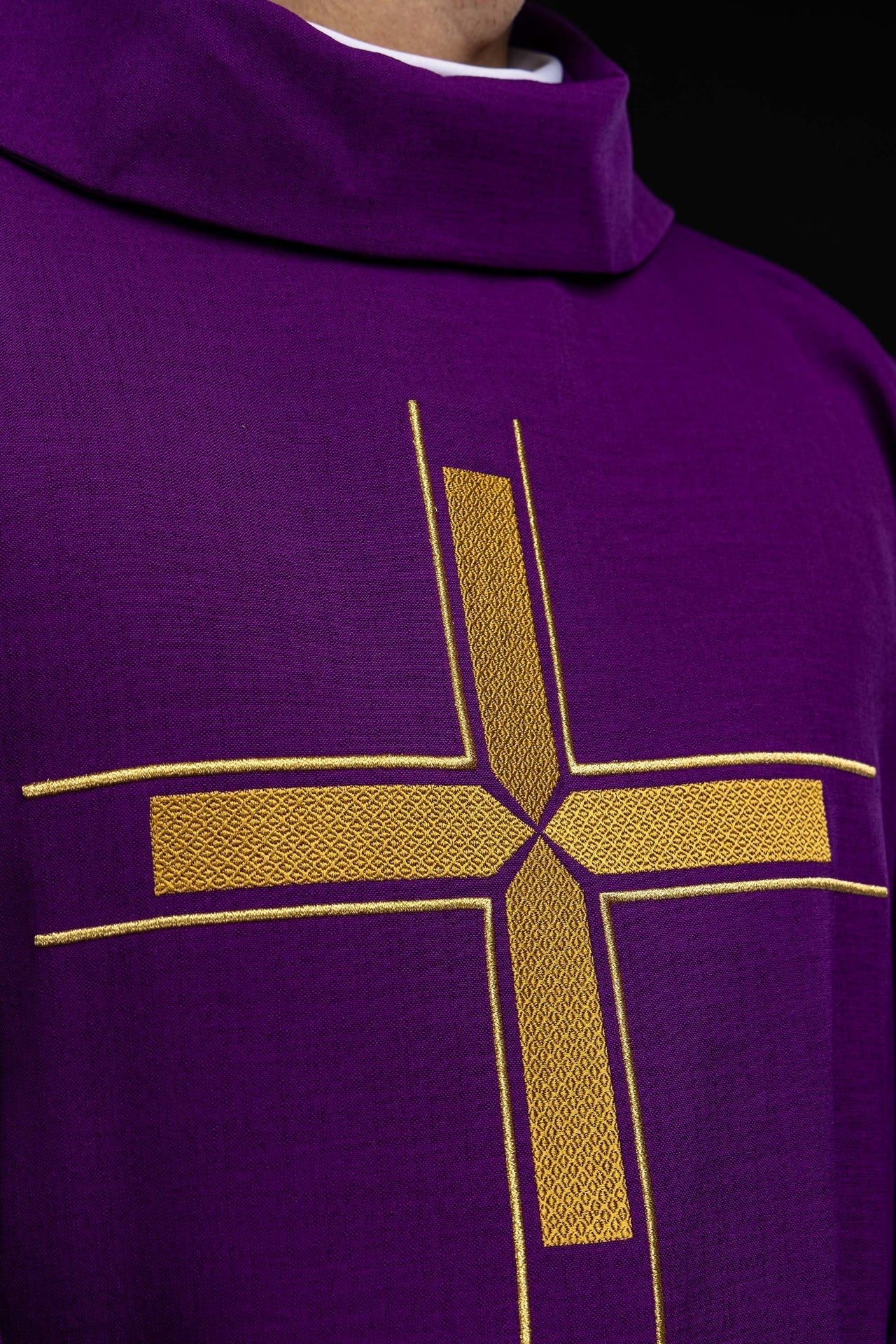 Violet liturgical chasuble with an embroidered cross motif LE/7019/03 - CHASUBLES.COM
