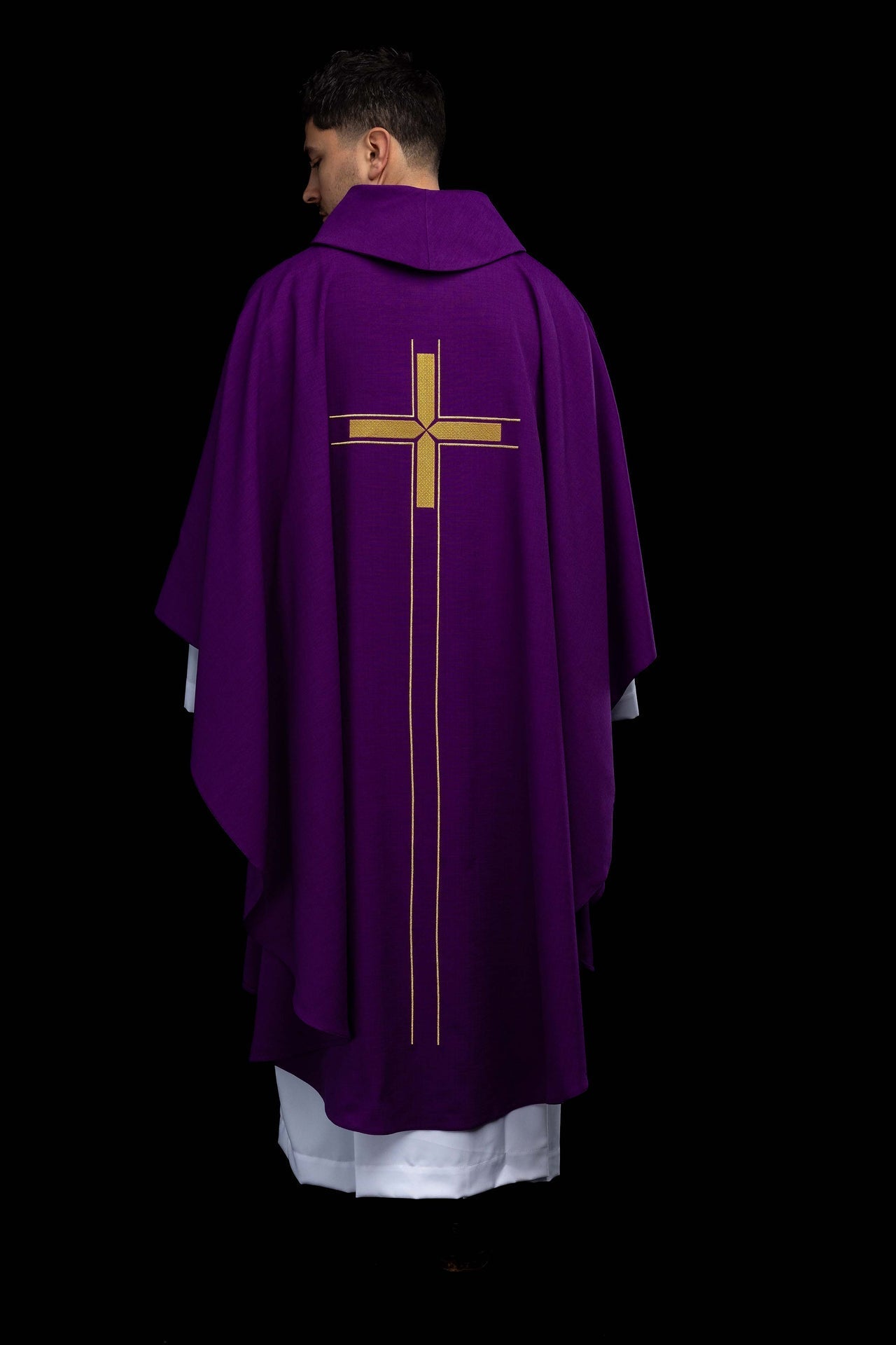 Violet liturgical chasuble with an embroidered cross motif LE/7019/03 - CHASUBLES.COM