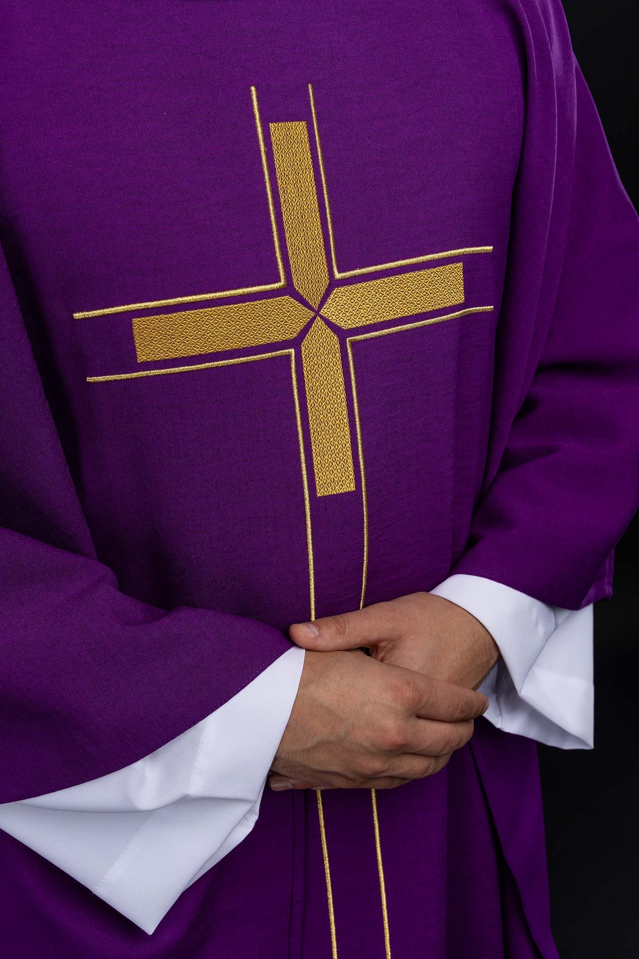 Violet liturgical chasuble with an embroidered cross motif LE/7019/03 - CHASUBLES.COM