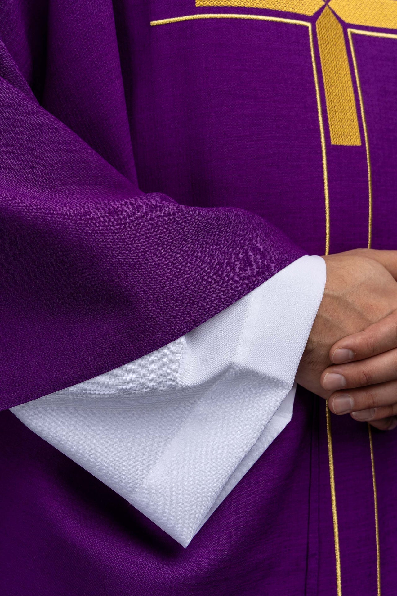Violet liturgical chasuble with an embroidered cross motif LE/7019/03 - CHASUBLES.COM