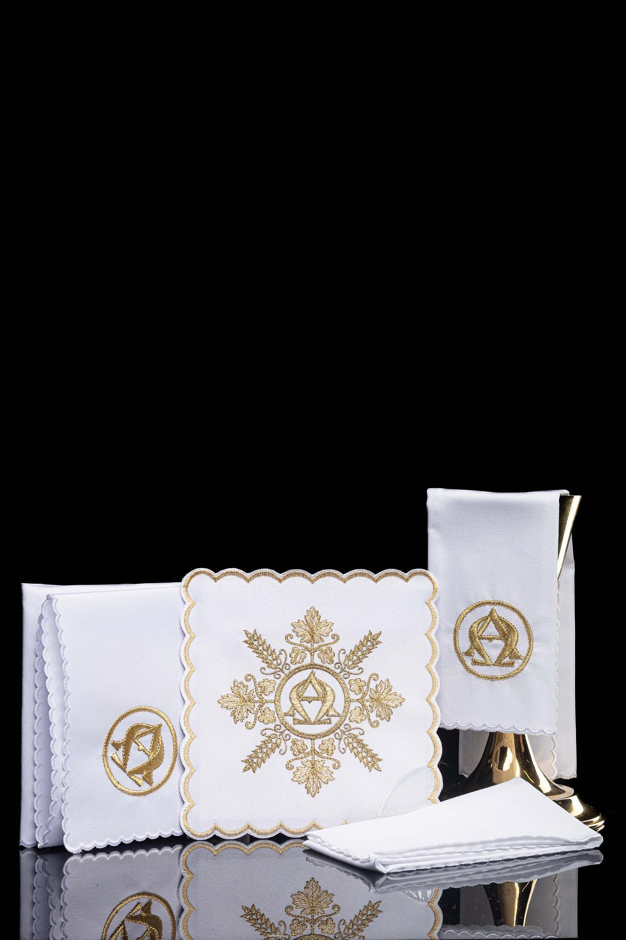 White Chalice Linen Set embroidered with an Alpha and Omega motif KDT/5031/04 - CHASUBLES.COM