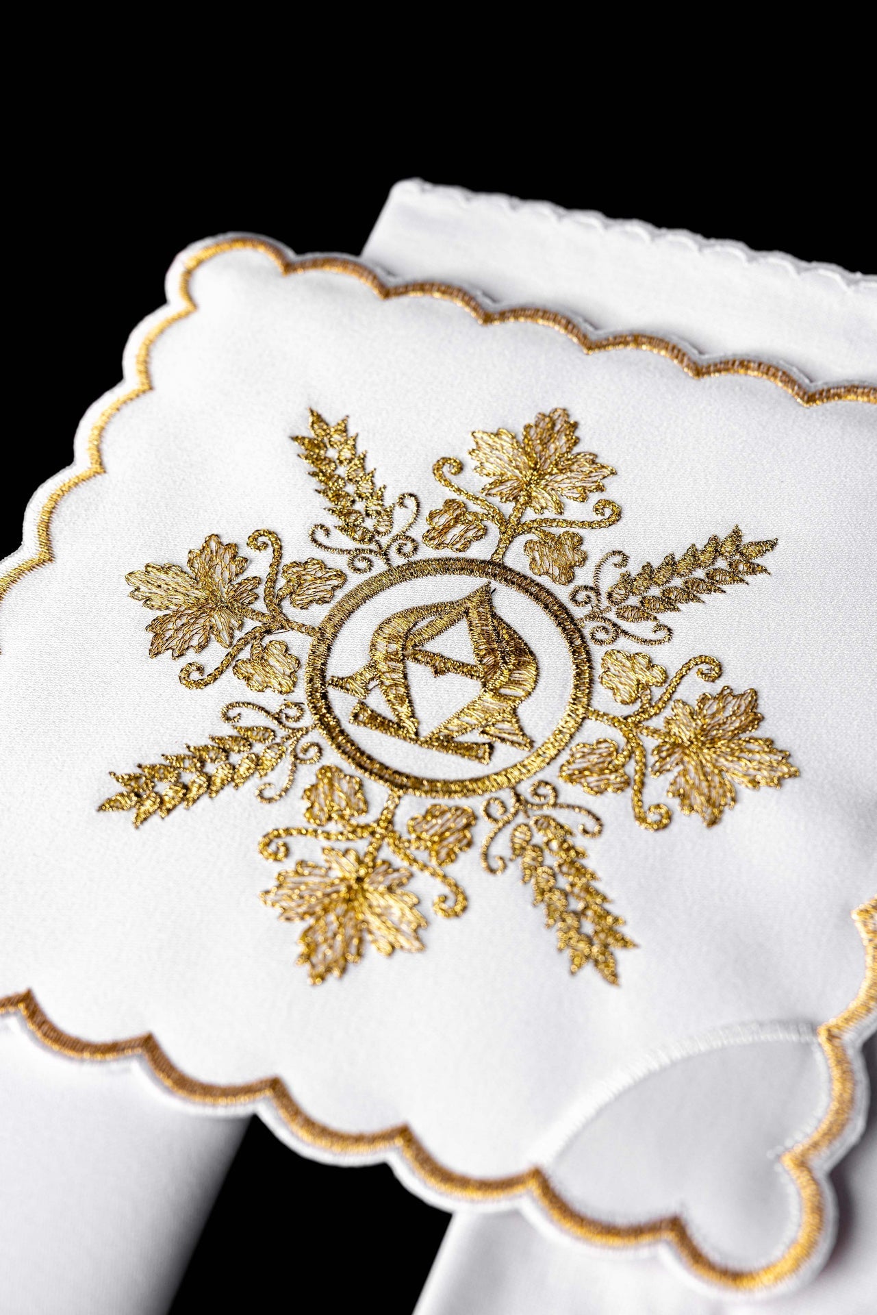 White Chalice Linen Set embroidered with an Alpha and Omega motif KDT/5031/04 - CHASUBLES.COM