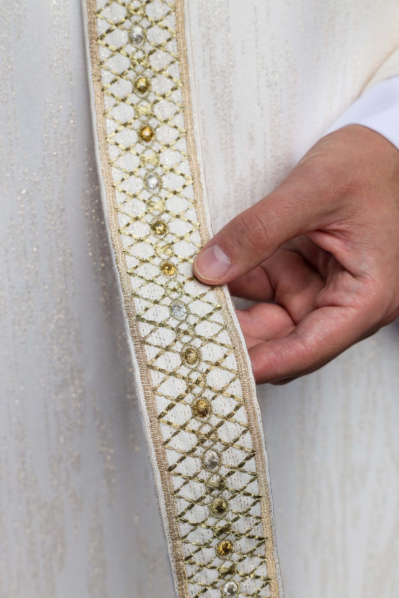 White Chasuble with Embroidered Band and Collar LE/7033/05 - CHASUBLES.COM