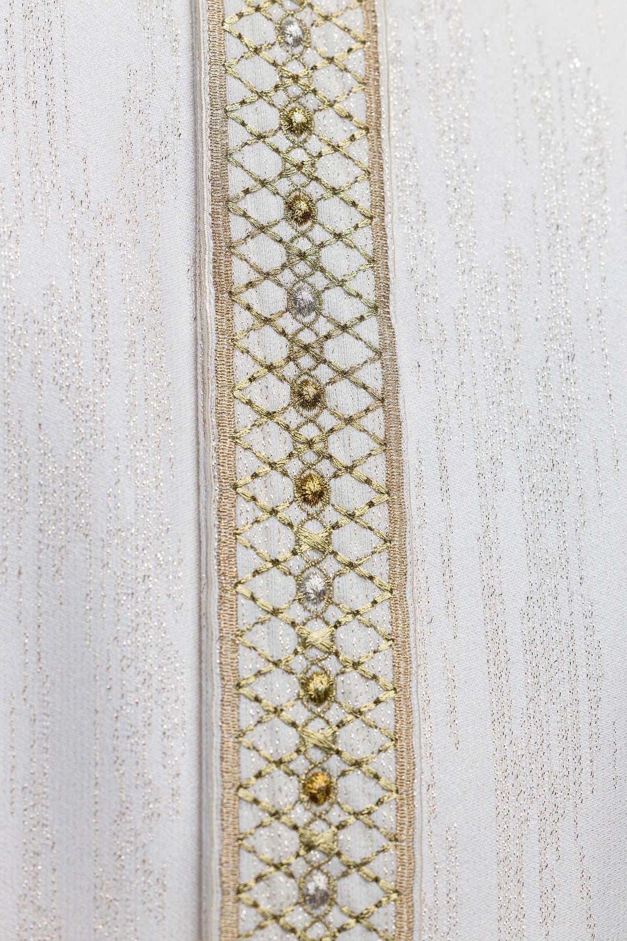 White Chasuble with Embroidered Band and Collar LE/7033/05 - CHASUBLES.COM