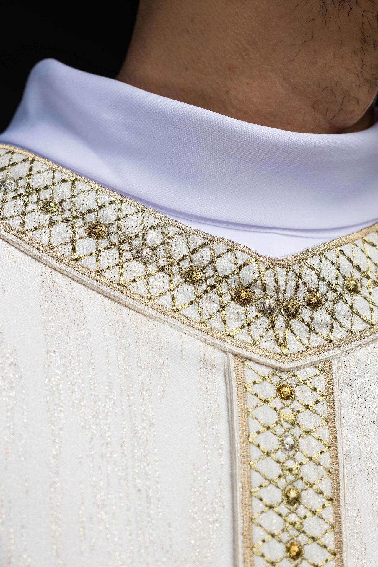 White Chasuble with Embroidered Band and Collar LE/7033/05 - CHASUBLES.COM