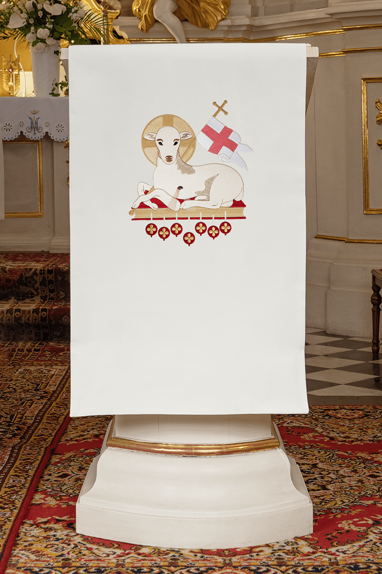 White lectern cover embroidered with a Lamb motif KMO/032/05/01 ECRU 55*250 - HAFTINAUSA.COM
