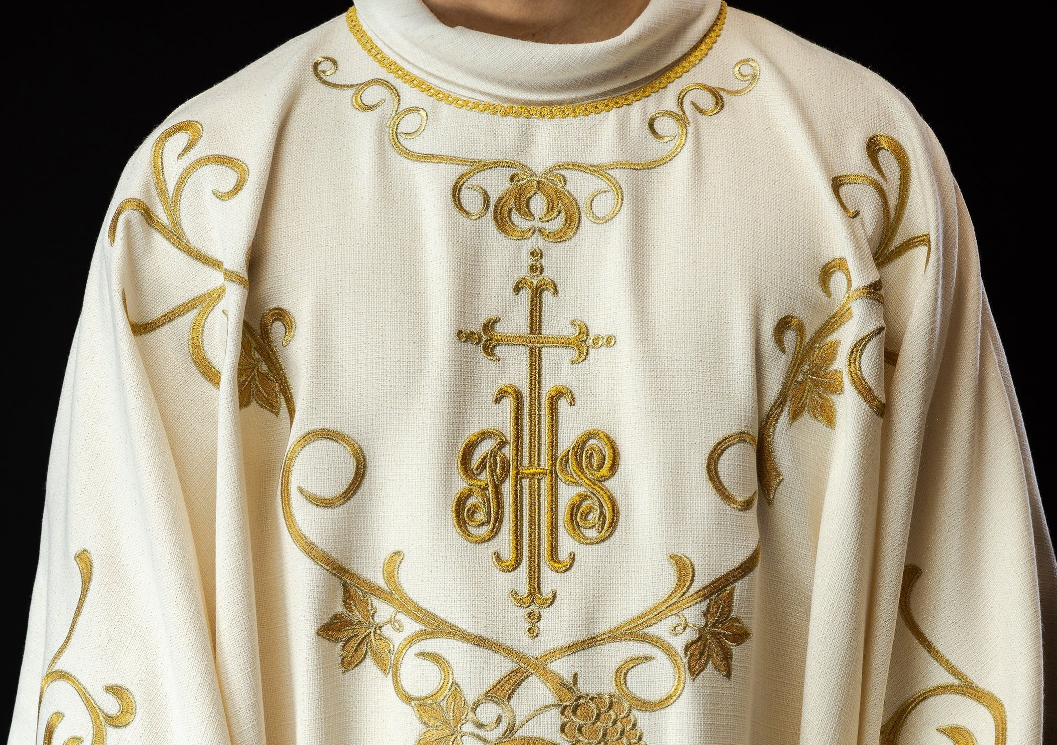 The Correct Liturgical Vestments for a Priest – What Does the Instruction Say? - CHASUBLES.COM