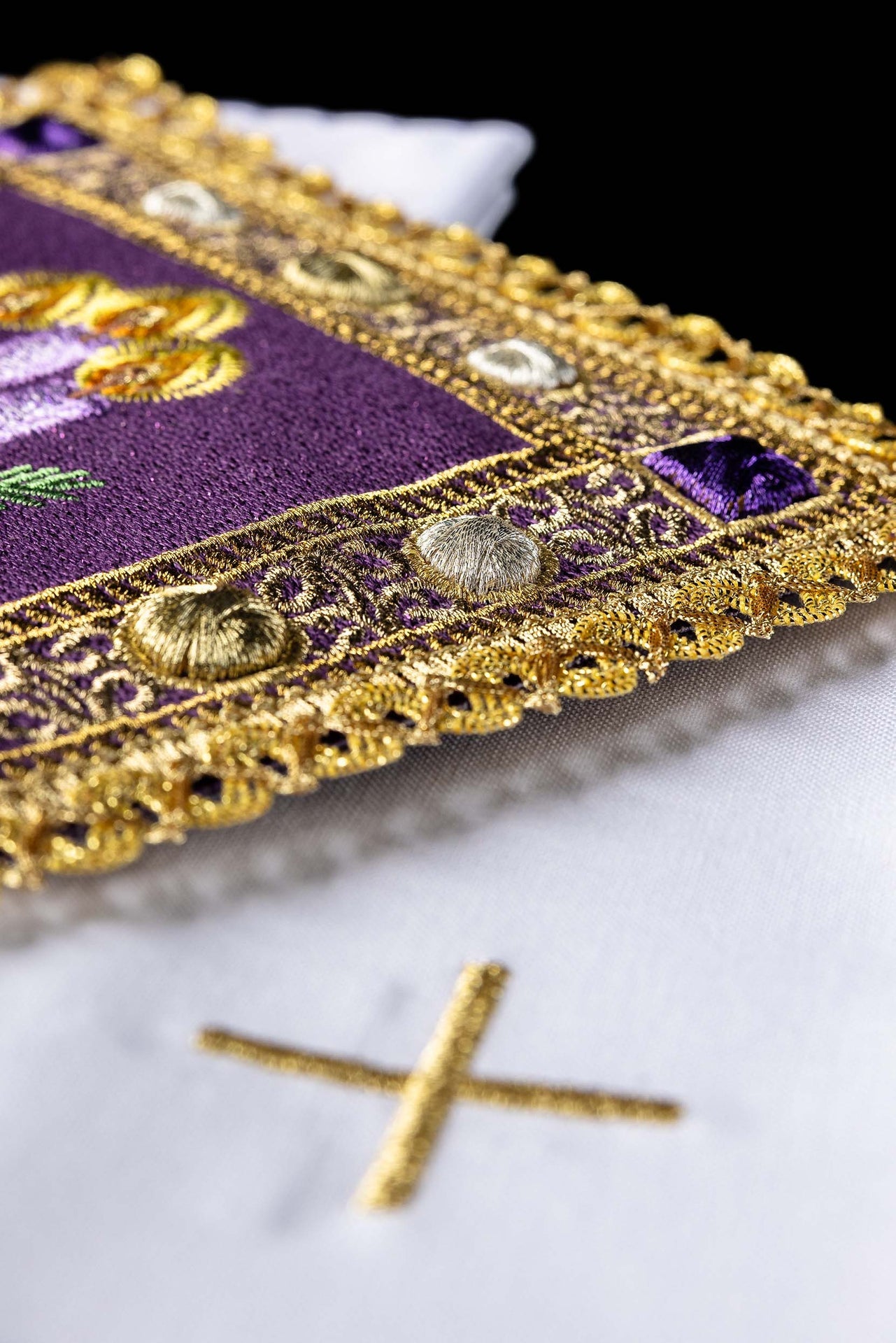 Advent Embroidered Altar Linen Set - CHASUBLES.COM