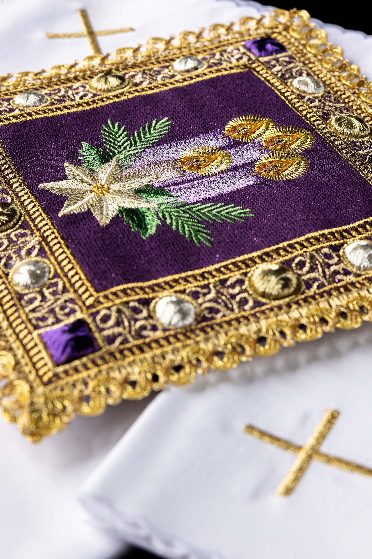 Advent Embroidered Altar Linen Set - CHASUBLES.COM