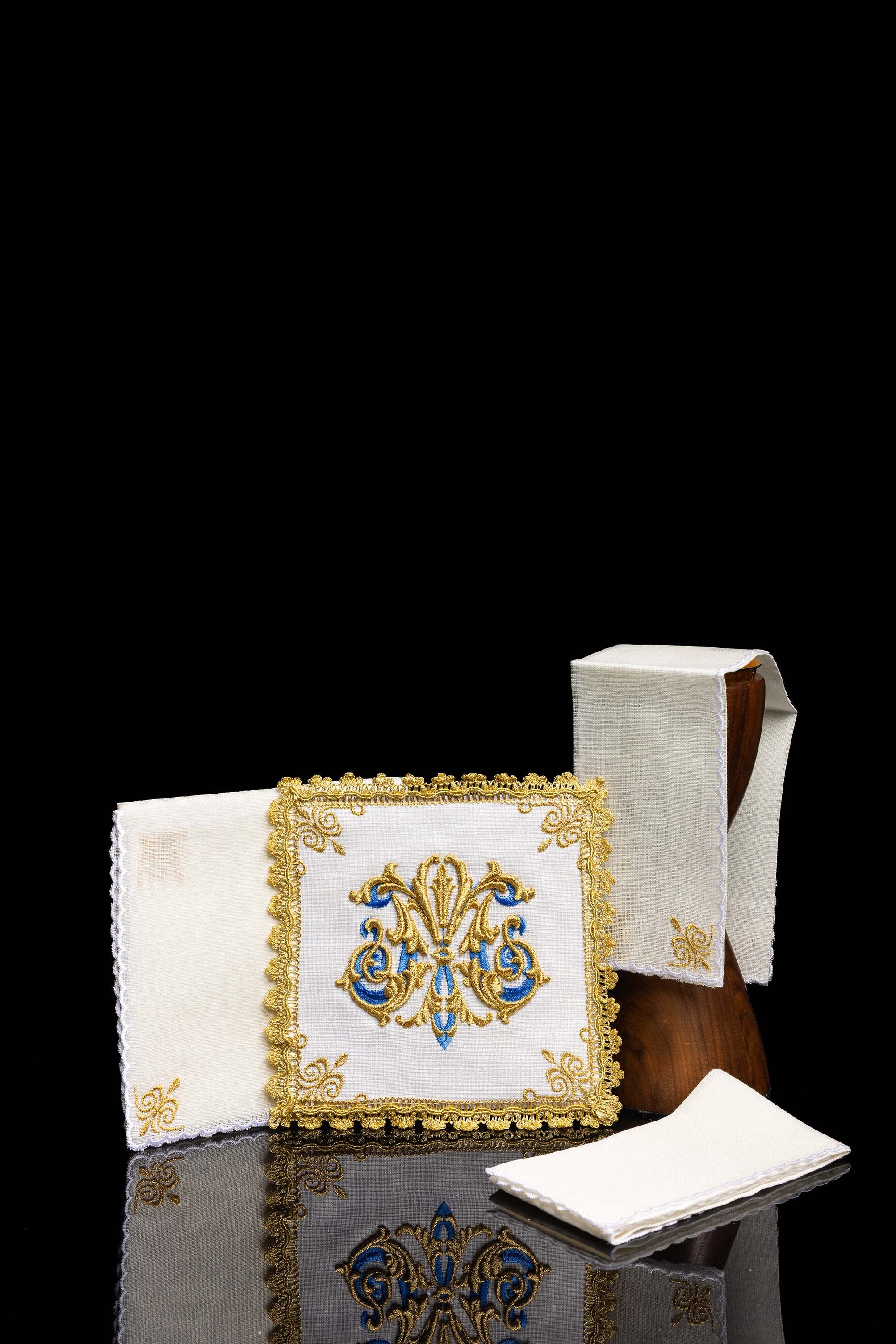 Embroidered Chalice Linens with pall and Marian Symbol - CHASUBLES.COM