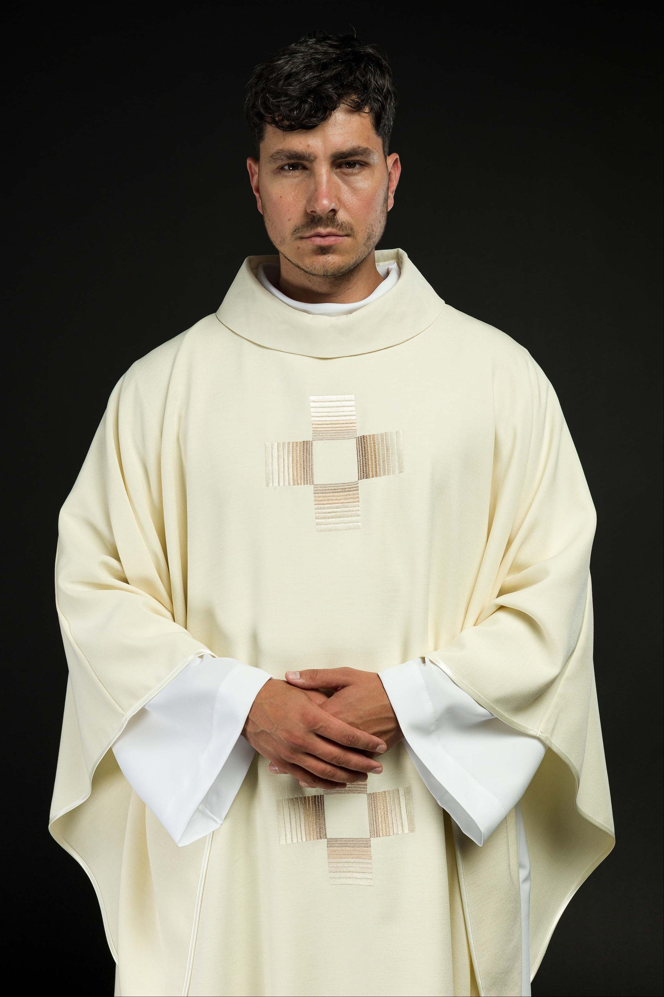 Chasuble with embroidered crosses in ecru color - CHASUBLES.COM